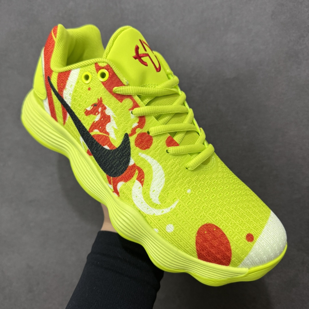 图片[3]-【定制版】Nike React Hyperdunk 2017 Low EP 马年限定 低帮实战篮球鞋 Nike Hyperdunk 2017， 鞋子按鞋面材质共分为编织FK版本和工程网面版本两个版本，编织版本的外观更具前卫感，鞋面采用了更加结实耐用的Flyknit打造，在最容易受到冲击的鞋头部分选用了TPU线材，保证支撑性，鞋身的脚踝处并没有延续上代的袜套设计，而是采用了独特的开窗式鞋领设计，不仅方便穿脱还增加了脚踝的灵活性；工程网面版本的Mesh材质鞋面舒适透气，霸气的大swoosh再度回归鞋面，不过取消了惯用的飞线科技；在缓震方面，使用了全新的React泡棉缓震技术，脚感更加全 面柔和 货号：897637-008 尺码：38 38.5 39 40 40.5 41 42 42.5 43 44 45 46-选品中心