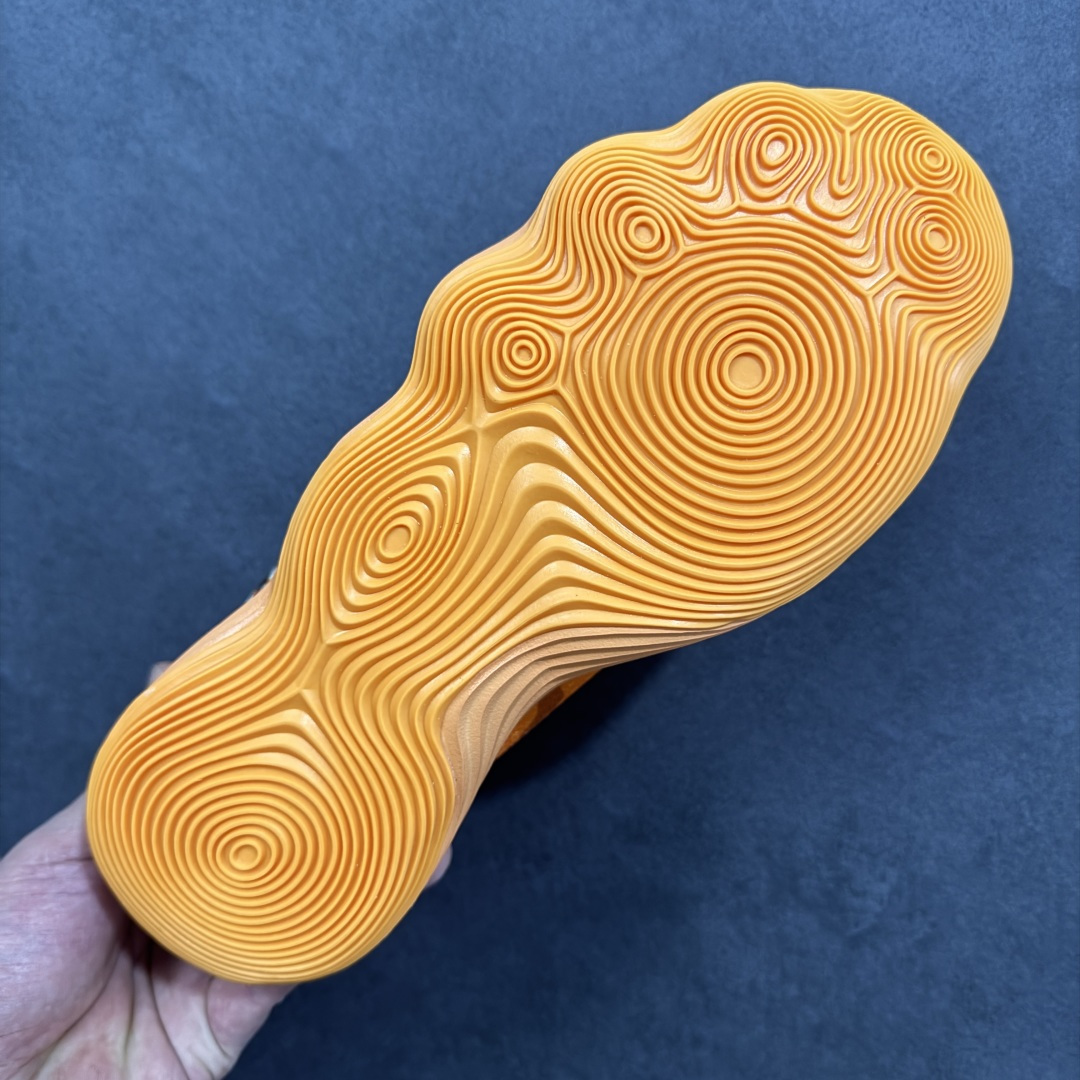 图片[9]-【定制版】Nike React Hyperdunk 2017 Low EP 马年限定 低帮实战篮球鞋 Nike Hyperdunk 2017， 鞋子按鞋面材质共分为编织FK版本和工程网面版本两个版本，编织版本的外观更具前卫感，鞋面采用了更加结实耐用的Flyknit打造，在最容易受到冲击的鞋头部分选用了TPU线材，保证支撑性，鞋身的脚踝处并没有延续上代的袜套设计，而是采用了独特的开窗式鞋领设计，不仅方便穿脱还增加了脚踝的灵活性；工程网面版本的Mesh材质鞋面舒适透气，霸气的大swoosh再度回归鞋面，不过取消了惯用的飞线科技；在缓震方面，使用了全新的React泡棉缓震技术，脚感更加全 面柔和 货号：897637-009 尺码：38 38.5 39 40 40.5 41 42 42.5 43 44 45 46-选品中心