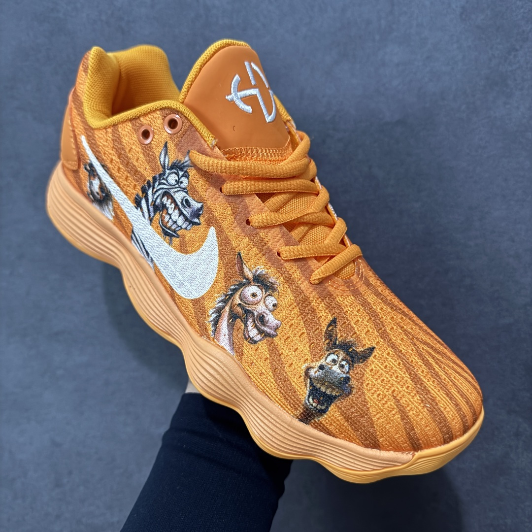 图片[3]-【定制版】Nike React Hyperdunk 2017 Low EP 马年限定 低帮实战篮球鞋 Nike Hyperdunk 2017， 鞋子按鞋面材质共分为编织FK版本和工程网面版本两个版本，编织版本的外观更具前卫感，鞋面采用了更加结实耐用的Flyknit打造，在最容易受到冲击的鞋头部分选用了TPU线材，保证支撑性，鞋身的脚踝处并没有延续上代的袜套设计，而是采用了独特的开窗式鞋领设计，不仅方便穿脱还增加了脚踝的灵活性；工程网面版本的Mesh材质鞋面舒适透气，霸气的大swoosh再度回归鞋面，不过取消了惯用的飞线科技；在缓震方面，使用了全新的React泡棉缓震技术，脚感更加全 面柔和 货号：897637-009 尺码：38 38.5 39 40 40.5 41 42 42.5 43 44 45 46-选品中心