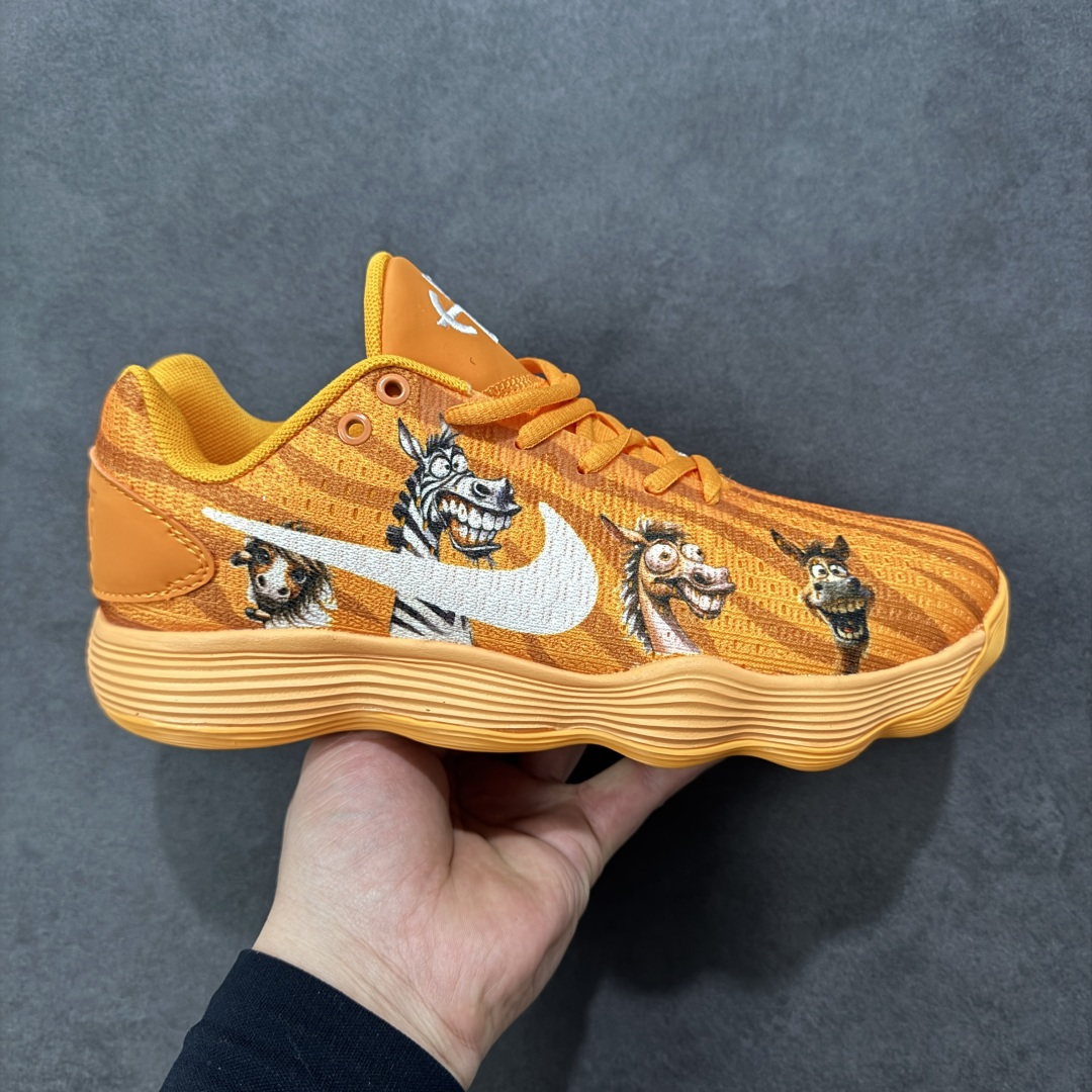 【定制版】Nike React Hyperdunk 2017 Low EP 马年限定 低帮实战篮球鞋 Nike Hyperdunk 2017, 鞋子按鞋面材质共分为编织FK版本和工程网面版本两个版本,编织版本的外观更具前卫感,鞋面采用了更加结实耐用的Flyknit打造,在最容易受到冲击的鞋头部分选用了TPU线材,保证支撑性,鞋身的脚踝处并没有延续上代的袜套设计,而是采用了独特的开窗式鞋领设计,不仅方便穿脱还增加了脚踝的灵活性;工程网面版本的Mesh材质鞋面舒适透气,霸气的大swoosh再度回归鞋面,不过取消了惯用的飞线科技;在缓震方面,使用了全新的React泡棉缓震技术,脚感更加全 面柔和 货号:897637-009 尺码:38 38.5 39 40 40.5 41 42 42.5 43 44 45 46-选品中心
