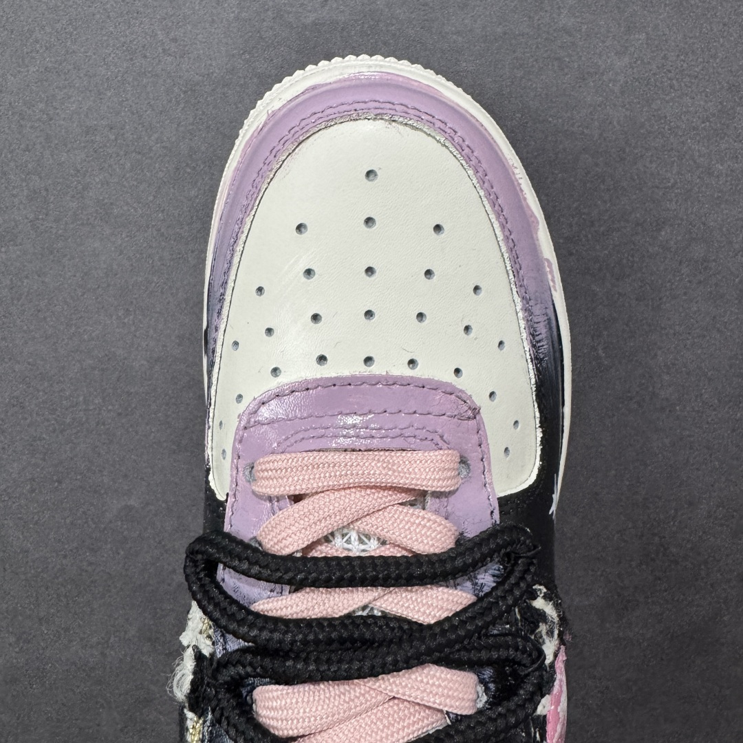 图片[8]-【定制版】手绘涂鸦“暗夜星芒”Nike Air Force 1 “Midnight Starburst ”空军一号定制板鞋 鞋身采用黑绿渐变皮革为基底，拼接粉绿做旧涂鸦纹理，点缀手绘星芒图案与 “Smile” 字样，搭配黑粉撞色鞋带与做旧绿中底，营造出叛逆又随性的暗夜街头氛围。它将涂鸦艺术与复古做旧质感结合，既有小众个性辨识度，又适配工装、滑板等潮流风格，是街头爱好者的吸睛单品 货号：FJ7740-170 尺码： 36 36.5 37.5 38 38.5 39 40 40.5 41 42 42.5 43 44 44.5 45-选品中心