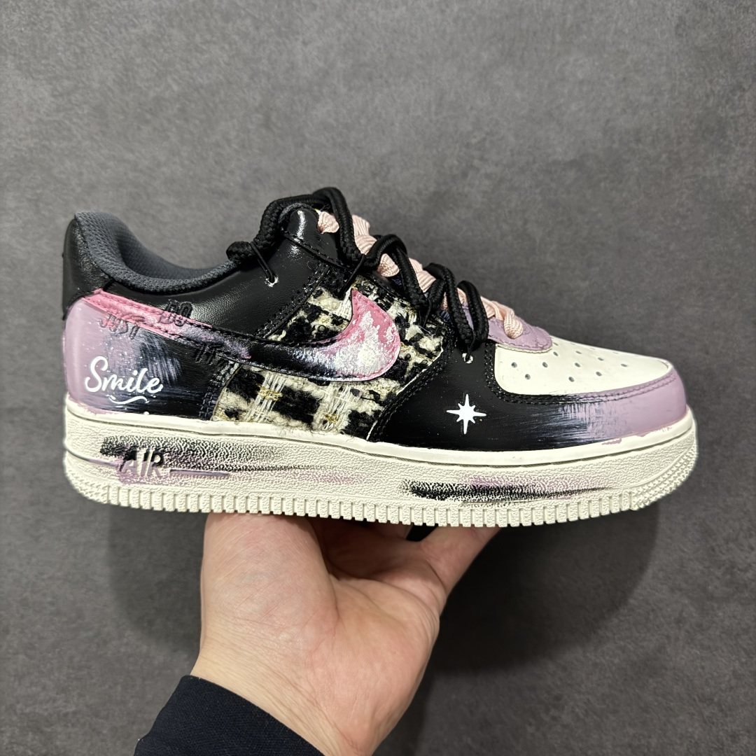 【定制版】手绘涂鸦“暗夜星芒”Nike Air Force 1 “Midnight Starburst ”空军一号定制板鞋 鞋身采用黑绿渐变皮革为基底,拼接粉绿做旧涂鸦纹理,点缀手绘星芒图案与 “Smile” 字样,搭配黑粉撞色鞋带与做旧绿中底,营造出叛逆又随性的暗夜街头氛围。它将涂鸦艺术与复古做旧质感结合,既有小众个性辨识度,又适配工装、滑板等潮流风格,是街头爱好者的吸睛单品 货号:FJ7740-170 尺码: 36 36.5 37.5 38 38.5 39 40 40.5 41 42 42.5 43 44 44.5 45-选品中心