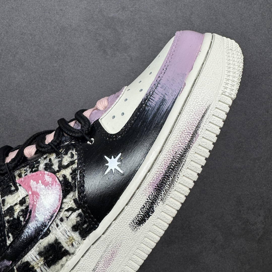 图片[5]-【定制版】手绘涂鸦“暗夜星芒”Nike Air Force 1 “Midnight Starburst ”空军一号定制板鞋 鞋身采用黑绿渐变皮革为基底，拼接粉绿做旧涂鸦纹理，点缀手绘星芒图案与 “Smile” 字样，搭配黑粉撞色鞋带与做旧绿中底，营造出叛逆又随性的暗夜街头氛围。它将涂鸦艺术与复古做旧质感结合，既有小众个性辨识度，又适配工装、滑板等潮流风格，是街头爱好者的吸睛单品 货号：FJ7740-170 尺码： 36 36.5 37.5 38 38.5 39 40 40.5 41 42 42.5 43 44 44.5 45-选品中心