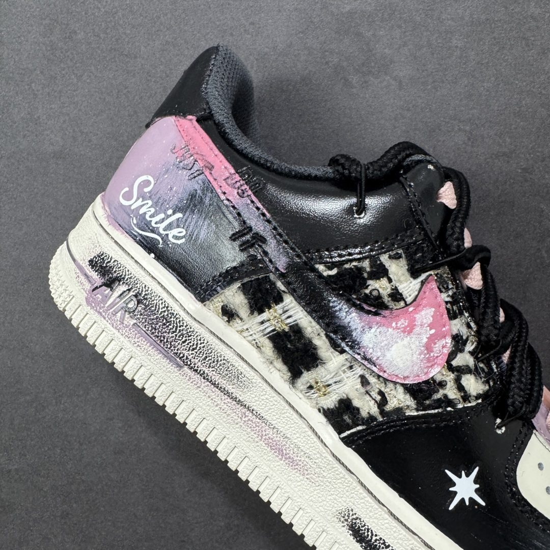图片[6]-【定制版】手绘涂鸦“暗夜星芒”Nike Air Force 1 “Midnight Starburst ”空军一号定制板鞋 鞋身采用黑绿渐变皮革为基底，拼接粉绿做旧涂鸦纹理，点缀手绘星芒图案与 “Smile” 字样，搭配黑粉撞色鞋带与做旧绿中底，营造出叛逆又随性的暗夜街头氛围。它将涂鸦艺术与复古做旧质感结合，既有小众个性辨识度，又适配工装、滑板等潮流风格，是街头爱好者的吸睛单品 货号：FJ7740-170 尺码： 36 36.5 37.5 38 38.5 39 40 40.5 41 42 42.5 43 44 44.5 45-选品中心