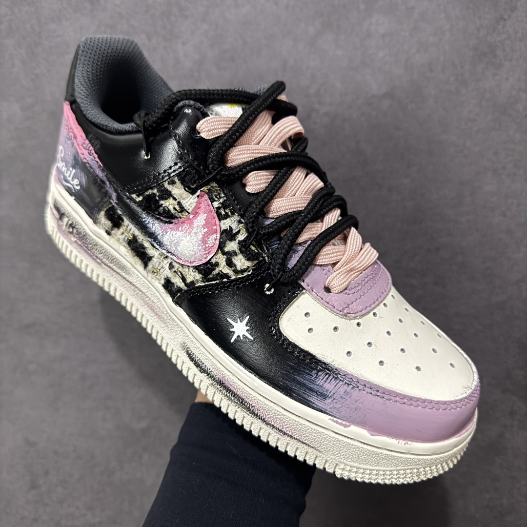 图片[3]-【定制版】手绘涂鸦“暗夜星芒”Nike Air Force 1 “Midnight Starburst ”空军一号定制板鞋 鞋身采用黑绿渐变皮革为基底，拼接粉绿做旧涂鸦纹理，点缀手绘星芒图案与 “Smile” 字样，搭配黑粉撞色鞋带与做旧绿中底，营造出叛逆又随性的暗夜街头氛围。它将涂鸦艺术与复古做旧质感结合，既有小众个性辨识度，又适配工装、滑板等潮流风格，是街头爱好者的吸睛单品 货号：FJ7740-170 尺码： 36 36.5 37.5 38 38.5 39 40 40.5 41 42 42.5 43 44 44.5 45-选品中心