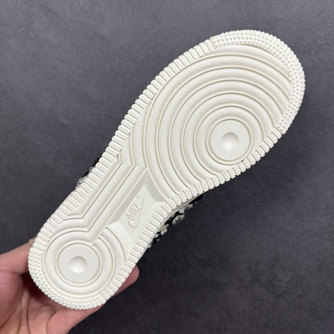 图片[9]-【定制版】手绘涂鸦“暗夜星芒”Nike Air Force 1 “Midnight Starburst ”空军一号定制板鞋 鞋身采用黑绿渐变皮革为基底，拼接粉绿做旧涂鸦纹理，点缀手绘星芒图案与 “Smile” 字样，搭配黑粉撞色鞋带与做旧绿中底，营造出叛逆又随性的暗夜街头氛围。它将涂鸦艺术与复古做旧质感结合，既有小众个性辨识度，又适配工装、滑板等潮流风格，是街头爱好者的吸睛单品 货号：FJ7740-170 尺码： 36 36.5 37.5 38 38.5 39 40 40.5 41 42 42.5 43 44 44.5 45-选品中心