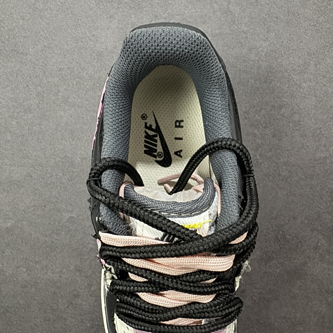 图片[7]-【定制版】手绘涂鸦“暗夜星芒”Nike Air Force 1 “Midnight Starburst ”空军一号定制板鞋 鞋身采用黑绿渐变皮革为基底，拼接粉绿做旧涂鸦纹理，点缀手绘星芒图案与 “Smile” 字样，搭配黑粉撞色鞋带与做旧绿中底，营造出叛逆又随性的暗夜街头氛围。它将涂鸦艺术与复古做旧质感结合，既有小众个性辨识度，又适配工装、滑板等潮流风格，是街头爱好者的吸睛单品 货号：FJ7740-170 尺码： 36 36.5 37.5 38 38.5 39 40 40.5 41 42 42.5 43 44 44.5 45-选品中心