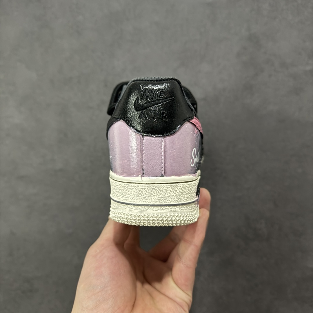 图片[4]-【定制版】手绘涂鸦“暗夜星芒”Nike Air Force 1 “Midnight Starburst ”空军一号定制板鞋 鞋身采用黑绿渐变皮革为基底，拼接粉绿做旧涂鸦纹理，点缀手绘星芒图案与 “Smile” 字样，搭配黑粉撞色鞋带与做旧绿中底，营造出叛逆又随性的暗夜街头氛围。它将涂鸦艺术与复古做旧质感结合，既有小众个性辨识度，又适配工装、滑板等潮流风格，是街头爱好者的吸睛单品 货号：FJ7740-170 尺码： 36 36.5 37.5 38 38.5 39 40 40.5 41 42 42.5 43 44 44.5 45-选品中心