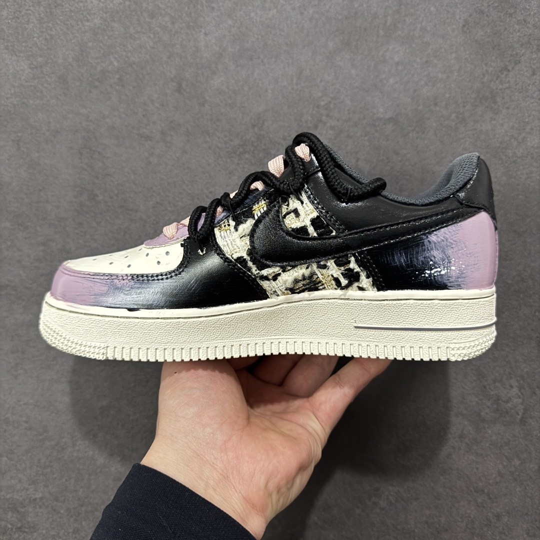 图片[2]-【定制版】手绘涂鸦“暗夜星芒”Nike Air Force 1 “Midnight Starburst ”空军一号定制板鞋 鞋身采用黑绿渐变皮革为基底，拼接粉绿做旧涂鸦纹理，点缀手绘星芒图案与 “Smile” 字样，搭配黑粉撞色鞋带与做旧绿中底，营造出叛逆又随性的暗夜街头氛围。它将涂鸦艺术与复古做旧质感结合，既有小众个性辨识度，又适配工装、滑板等潮流风格，是街头爱好者的吸睛单品 货号：FJ7740-170 尺码： 36 36.5 37.5 38 38.5 39 40 40.5 41 42 42.5 43 44 44.5 45-选品中心