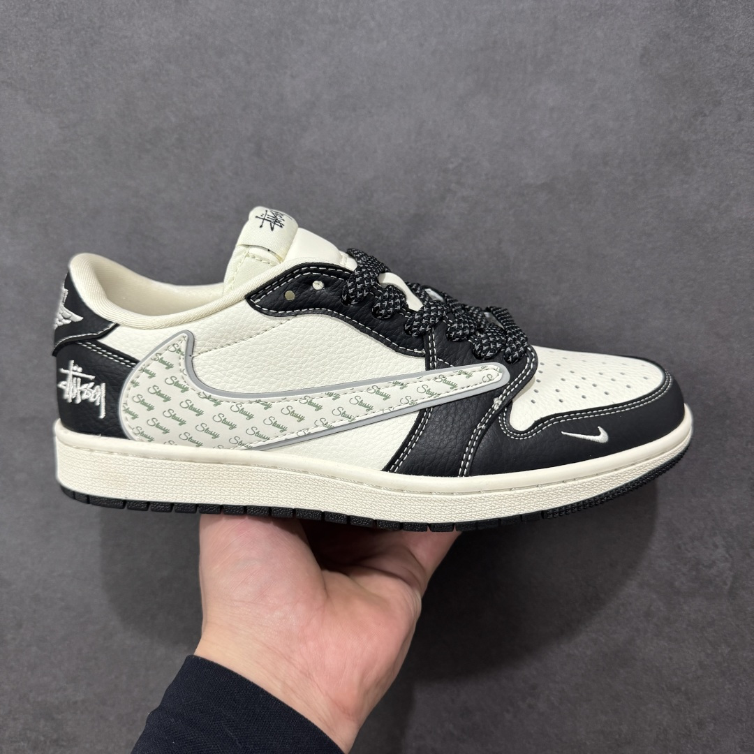 【定制版】Travis Scott x Fragment Design x Jordan Air Jordan 1 Low OG SP “斯图西联名——黑夜之影” 多方联名合作融合了Travis Scott 独特的音乐风格,藤原浩个性的设计风格以及Jordan品牌的经典元素 使其成为一双具有独特身份和价值的鞋子 清新而立体的外观加上联名标识更突出了其独特身份 这种配色方案显示出活力和时尚感 在视觉上引人注目 鞋身的质感和细腻的细节处理使其显得高端而格调十足 这款“倒钩”联名是设计与创意完美结合 融合多方的个性风格是一款备受瞩目的潮流鞋款 低帮休闲板鞋 定制鞋盒 大厂纯原品质出货 超高清洁度 皮料切割干净无任何毛边 细节完美 货号:HH7518-087 尺码:36 36.5 37.5 38 38.5 39 40 40.5 41 42 42.5 43 44 44.5 45-选品中心