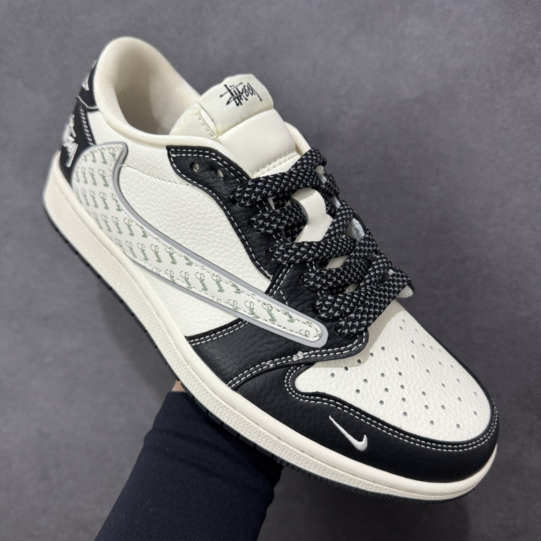 图片[3]-【定制版】Travis Scott x Fragment Design x Jordan Air Jordan 1 Low OG SP “斯图西联名——黑夜之影” 多方联名合作融合了Travis Scott 独特的音乐风格，藤原浩个性的设计风格以及Jordan品牌的经典元素 使其成为一双具有独特身份和价值的鞋子 清新而立体的外观加上联名标识更突出了其独特身份 这种配色方案显示出活力和时尚感 在视觉上引人注目 鞋身的质感和细腻的细节处理使其显得高端而格调十足 这款“倒钩”联名是设计与创意完美结合 融合多方的个性风格是一款备受瞩目的潮流鞋款 低帮休闲板鞋 定制鞋盒 大厂纯原品质出货 超高清洁度 皮料切割干净无任何毛边 细节完美 货号：HH7518-087 尺码：36 36.5 37.5 38 38.5 39 40 40.5 41 42 42.5 43 44 44.5 45-选品中心