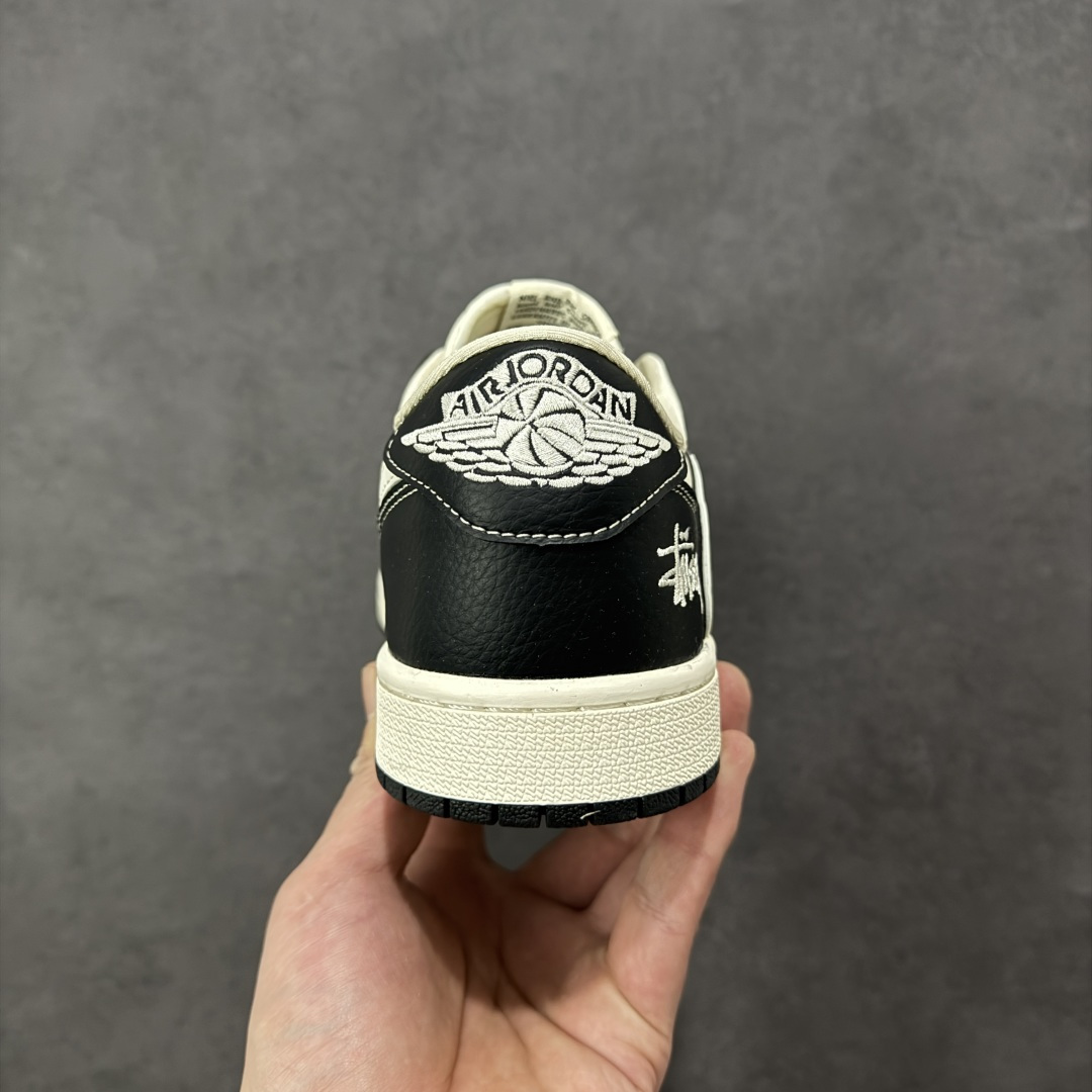 图片[4]-【定制版】Travis Scott x Fragment Design x Jordan Air Jordan 1 Low OG SP “斯图西联名——黑夜之影” 多方联名合作融合了Travis Scott 独特的音乐风格，藤原浩个性的设计风格以及Jordan品牌的经典元素 使其成为一双具有独特身份和价值的鞋子 清新而立体的外观加上联名标识更突出了其独特身份 这种配色方案显示出活力和时尚感 在视觉上引人注目 鞋身的质感和细腻的细节处理使其显得高端而格调十足 这款“倒钩”联名是设计与创意完美结合 融合多方的个性风格是一款备受瞩目的潮流鞋款 低帮休闲板鞋 定制鞋盒 大厂纯原品质出货 超高清洁度 皮料切割干净无任何毛边 细节完美 货号：HH7518-087 尺码：36 36.5 37.5 38 38.5 39 40 40.5 41 42 42.5 43 44 44.5 45-选品中心