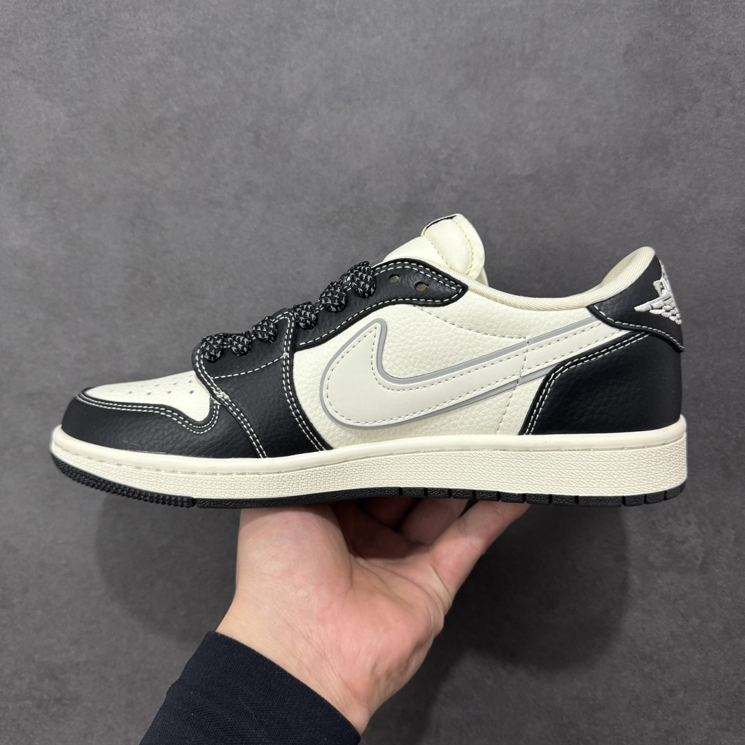 图片[2]-【定制版】Travis Scott x Fragment Design x Jordan Air Jordan 1 Low OG SP “斯图西联名——黑夜之影” 多方联名合作融合了Travis Scott 独特的音乐风格，藤原浩个性的设计风格以及Jordan品牌的经典元素 使其成为一双具有独特身份和价值的鞋子 清新而立体的外观加上联名标识更突出了其独特身份 这种配色方案显示出活力和时尚感 在视觉上引人注目 鞋身的质感和细腻的细节处理使其显得高端而格调十足 这款“倒钩”联名是设计与创意完美结合 融合多方的个性风格是一款备受瞩目的潮流鞋款 低帮休闲板鞋 定制鞋盒 大厂纯原品质出货 超高清洁度 皮料切割干净无任何毛边 细节完美 货号：HH7518-087 尺码：36 36.5 37.5 38 38.5 39 40 40.5 41 42 42.5 43 44 44.5 45-选品中心