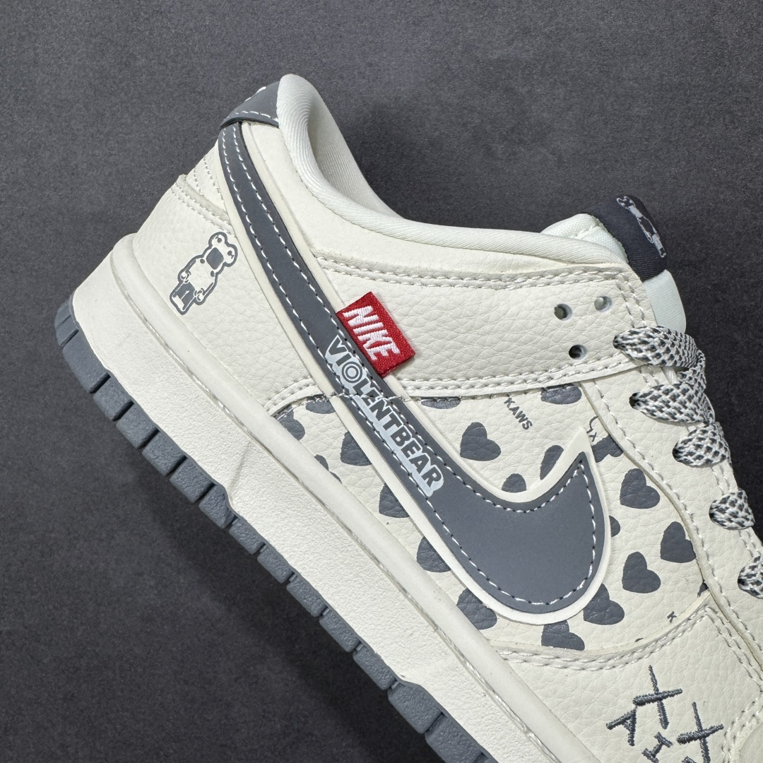 图片[6]-【定制版】Nike SB Dunk Low 暴力熊联名 白灰双钩 高端定制 低帮休闲板鞋 #定制鞋盒 大厂纯原品质出货 超高清洁度 皮料切割干净无任何毛边 细节完美 货号：TX1688-006 尺码：36 36.5 37.5 38 38.5 39 40 40.5 41 42 42.5 43 44 44.5 45-选品中心