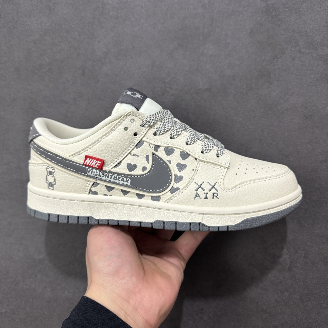 【定制版】Nike SB Dunk Low 暴力熊联名 白灰双钩 高端定制 低帮休闲板鞋 #定制鞋盒 大厂纯原品质出货 超高清洁度 皮料切割干净无任何毛边 细节完美 货号:TX1688-006 尺码:36 36.5 37.5 38 38.5 39 40 40.5 41 42 42.5 43 44 44.5 45-选品中心