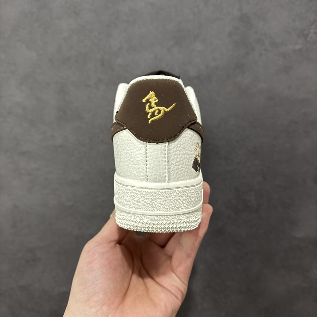 图片[4]-【定制版】NIke Air Force 1 \’07 Low “马年联名–米棕描金” 空军一号低帮 运动鞋 休闲鞋 折边针车 工艺难度大 原楦头原纸板 高端定制鞋盒 原厂鞋底 超高清洁度 细节完美 货号：FQ7637-001 尺码：36 36.5 37.5 38 38.5 39 40 40.5 41 42 42.5 43 44 44.5 45-选品中心