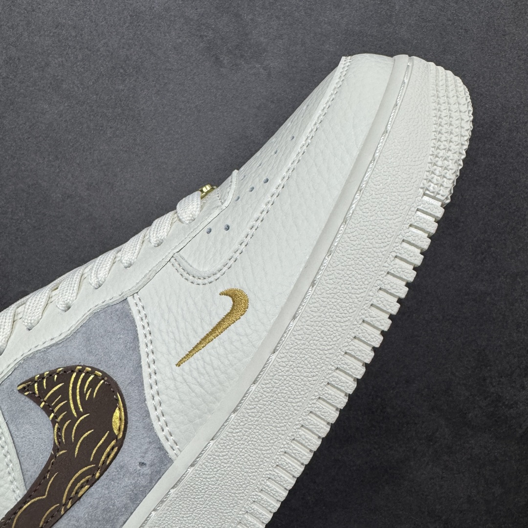 图片[5]-【定制版】NIke Air Force 1 \’07 Low “马年联名–米棕描金” 空军一号低帮 运动鞋 休闲鞋 折边针车 工艺难度大 原楦头原纸板 高端定制鞋盒 原厂鞋底 超高清洁度 细节完美 货号：FQ7637-001 尺码：36 36.5 37.5 38 38.5 39 40 40.5 41 42 42.5 43 44 44.5 45-选品中心