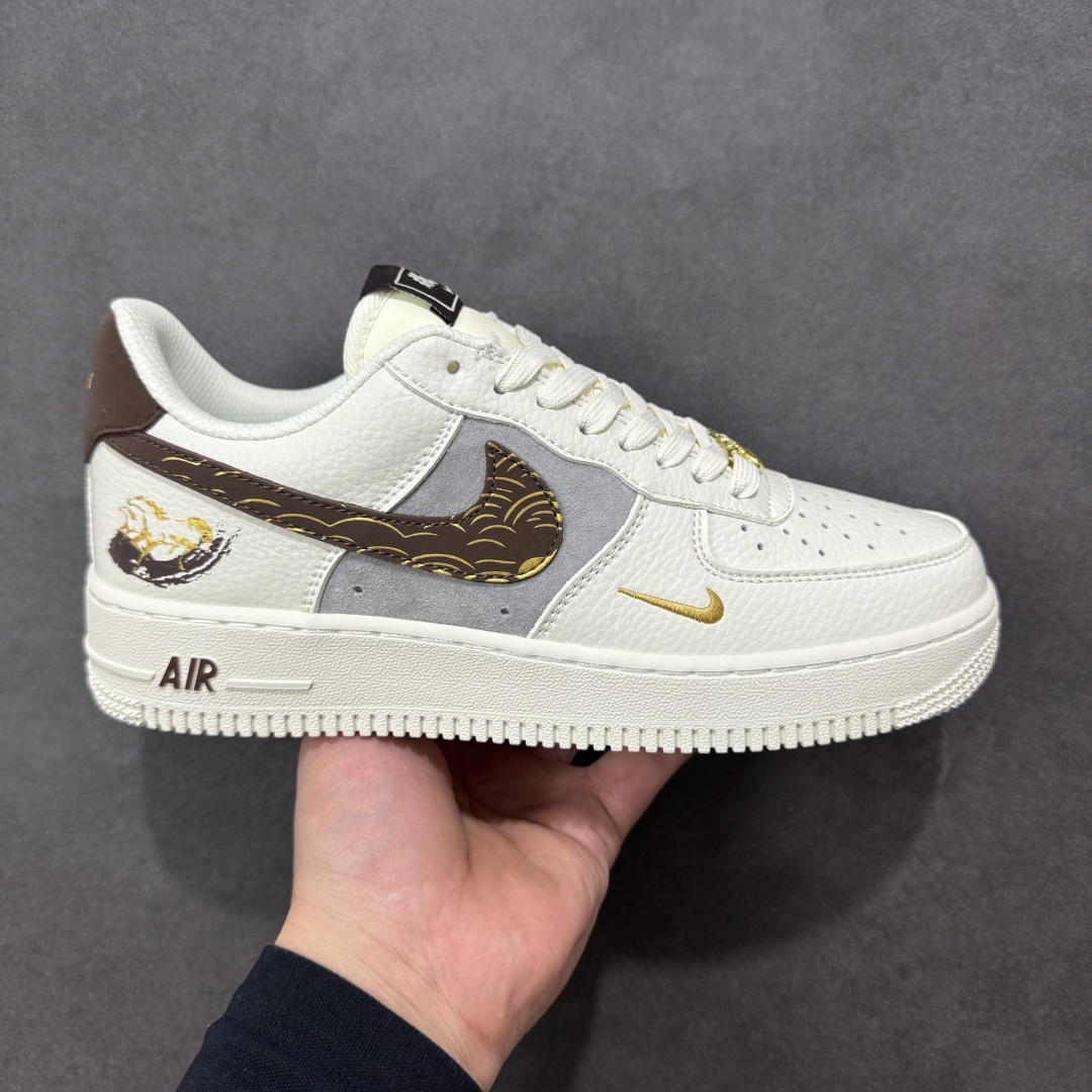 【定制版】NIke Air Force 1 \'07 Low “马年联名--米棕描金” 空军一号低帮 运动鞋 休闲鞋 折边针车 工艺难度大 原楦头原纸板 高端定制鞋盒 原厂鞋底 超高清洁度 细节完美 货号:FQ7637-001 尺码:36 36.5 37.5 38 38.5 39 40 40.5 41 42 42.5 43 44 44.5 45-选品中心