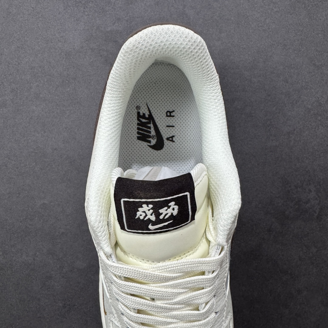 图片[7]-【定制版】NIke Air Force 1 \’07 Low “马年联名–米棕描金” 空军一号低帮 运动鞋 休闲鞋 折边针车 工艺难度大 原楦头原纸板 高端定制鞋盒 原厂鞋底 超高清洁度 细节完美 货号：FQ7637-001 尺码：36 36.5 37.5 38 38.5 39 40 40.5 41 42 42.5 43 44 44.5 45-选品中心