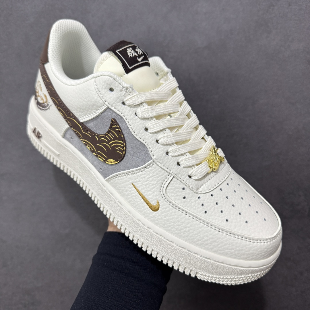 图片[3]-【定制版】NIke Air Force 1 \’07 Low “马年联名–米棕描金” 空军一号低帮 运动鞋 休闲鞋 折边针车 工艺难度大 原楦头原纸板 高端定制鞋盒 原厂鞋底 超高清洁度 细节完美 货号：FQ7637-001 尺码：36 36.5 37.5 38 38.5 39 40 40.5 41 42 42.5 43 44 44.5 45-选品中心