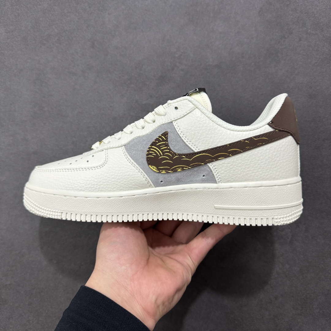 图片[2]-【定制版】NIke Air Force 1 \’07 Low “马年联名–米棕描金” 空军一号低帮 运动鞋 休闲鞋 折边针车 工艺难度大 原楦头原纸板 高端定制鞋盒 原厂鞋底 超高清洁度 细节完美 货号：FQ7637-001 尺码：36 36.5 37.5 38 38.5 39 40 40.5 41 42 42.5 43 44 44.5 45-选品中心