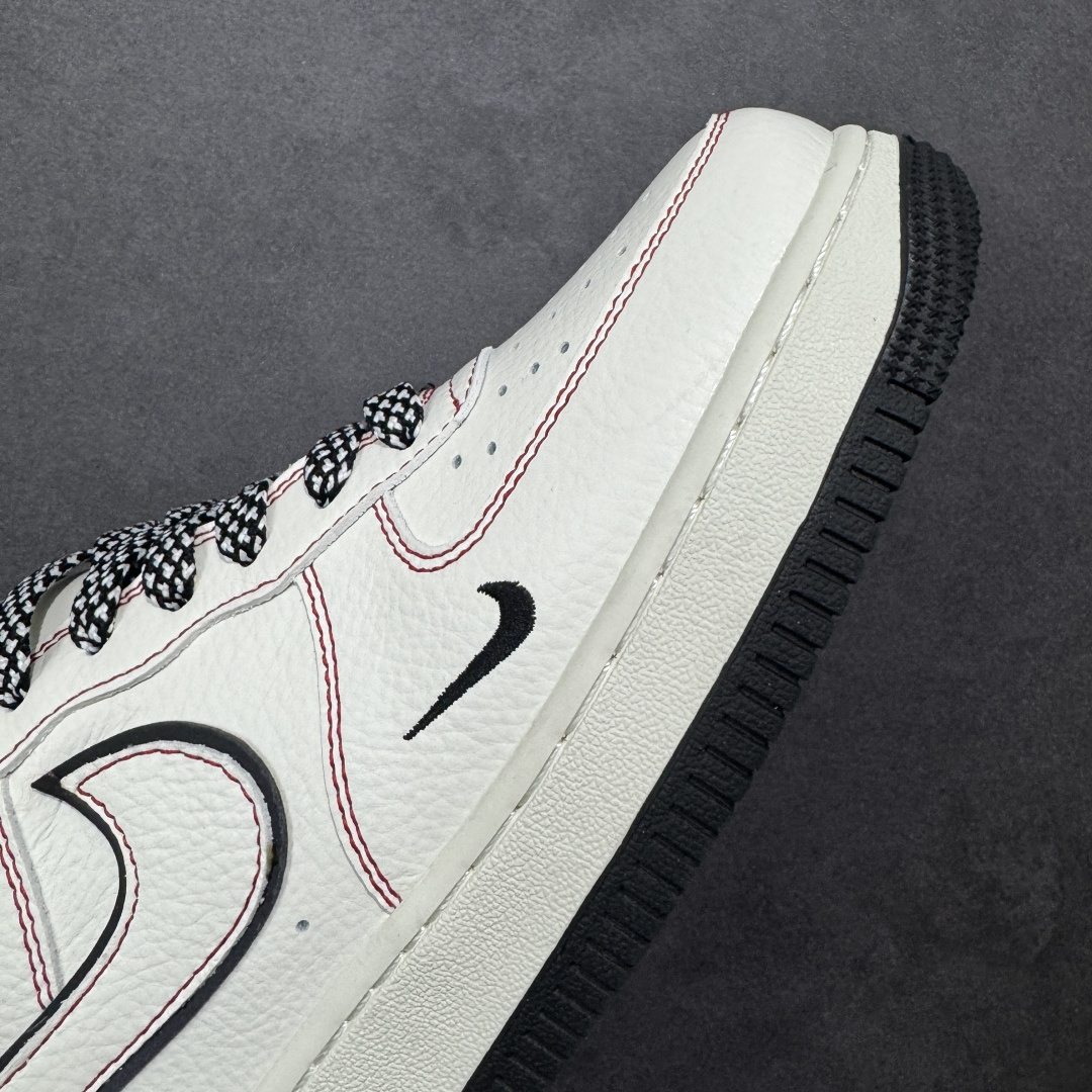 图片[5]-【定制版】Supreme联名黑白潮搭 AIR FORCE 1 这款Supreme联名款，以米白为主调，黑色双勾与大底形成利落撞色，搭配标志性Supreme红标，街头属性拉满。头层皮革鞋面质感细腻，Air气垫科技保证缓震脚感，简约黑白配色适配各种穿搭，无论是日常通勤还是滑板出街，都能让你轻松成为街头焦点。 货号：MM3399-820 尺码：36 36.5 37.5 38 38.5 39 40 40.5 41 42 42.5 43 44 44.5 45-选品中心