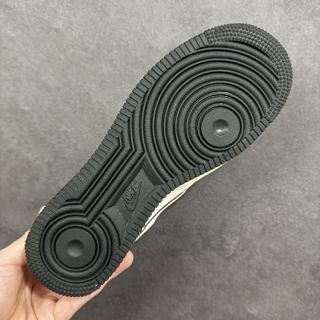 图片[9]-【定制版】Supreme联名黑白潮搭 AIR FORCE 1 这款Supreme联名款，以米白为主调，黑色双勾与大底形成利落撞色，搭配标志性Supreme红标，街头属性拉满。头层皮革鞋面质感细腻，Air气垫科技保证缓震脚感，简约黑白配色适配各种穿搭，无论是日常通勤还是滑板出街，都能让你轻松成为街头焦点。 货号：MM3399-820 尺码：36 36.5 37.5 38 38.5 39 40 40.5 41 42 42.5 43 44 44.5 45-选品中心