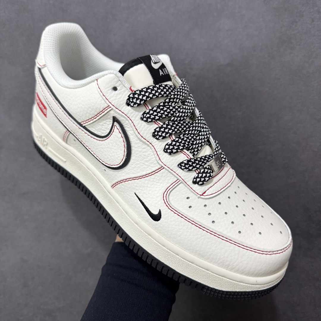 图片[3]-【定制版】Supreme联名黑白潮搭 AIR FORCE 1 这款Supreme联名款，以米白为主调，黑色双勾与大底形成利落撞色，搭配标志性Supreme红标，街头属性拉满。头层皮革鞋面质感细腻，Air气垫科技保证缓震脚感，简约黑白配色适配各种穿搭，无论是日常通勤还是滑板出街，都能让你轻松成为街头焦点。 货号：MM3399-820 尺码：36 36.5 37.5 38 38.5 39 40 40.5 41 42 42.5 43 44 44.5 45-选品中心