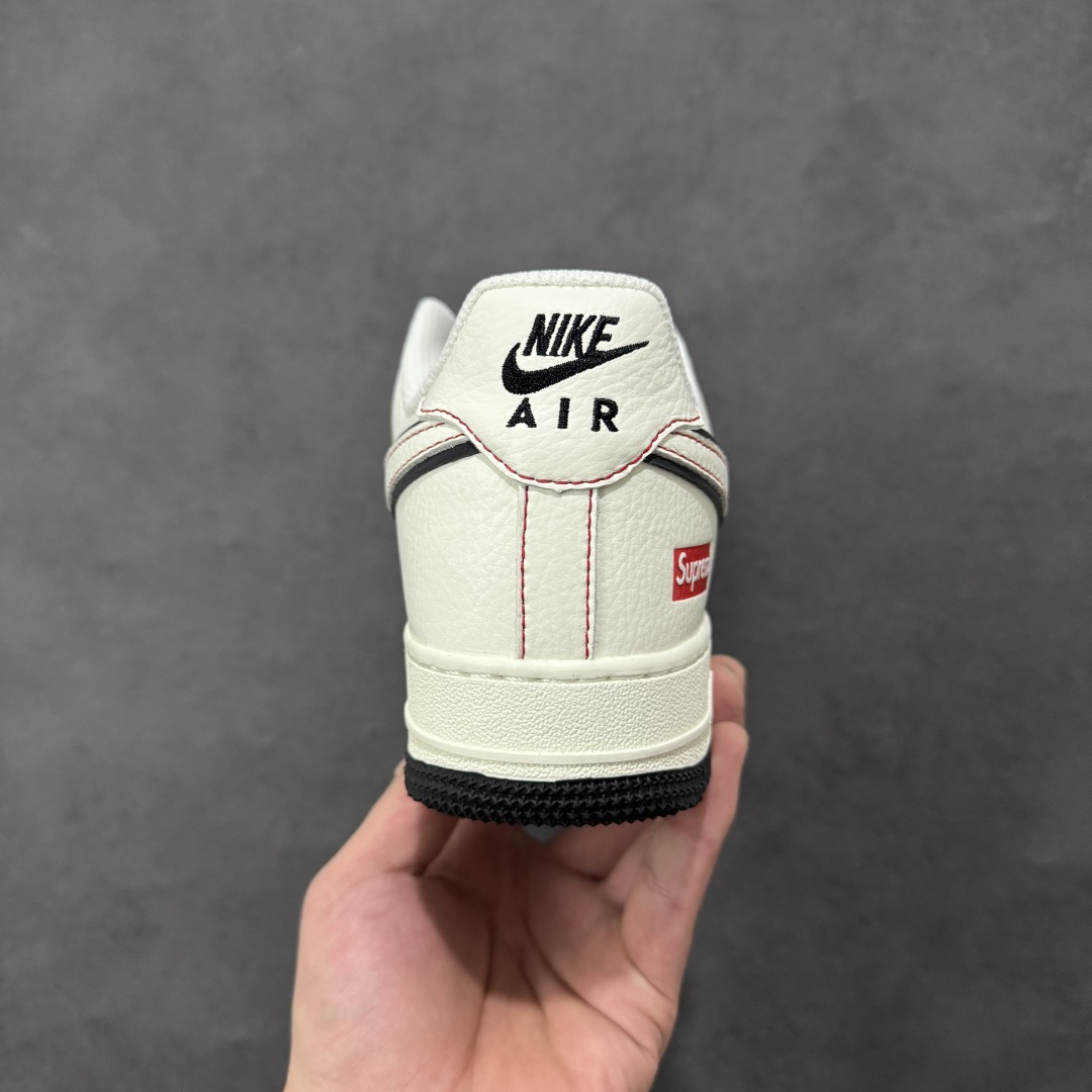 图片[4]-【定制版】Supreme联名黑白潮搭 AIR FORCE 1 这款Supreme联名款，以米白为主调，黑色双勾与大底形成利落撞色，搭配标志性Supreme红标，街头属性拉满。头层皮革鞋面质感细腻，Air气垫科技保证缓震脚感，简约黑白配色适配各种穿搭，无论是日常通勤还是滑板出街，都能让你轻松成为街头焦点。 货号：MM3399-820 尺码：36 36.5 37.5 38 38.5 39 40 40.5 41 42 42.5 43 44 44.5 45-选品中心