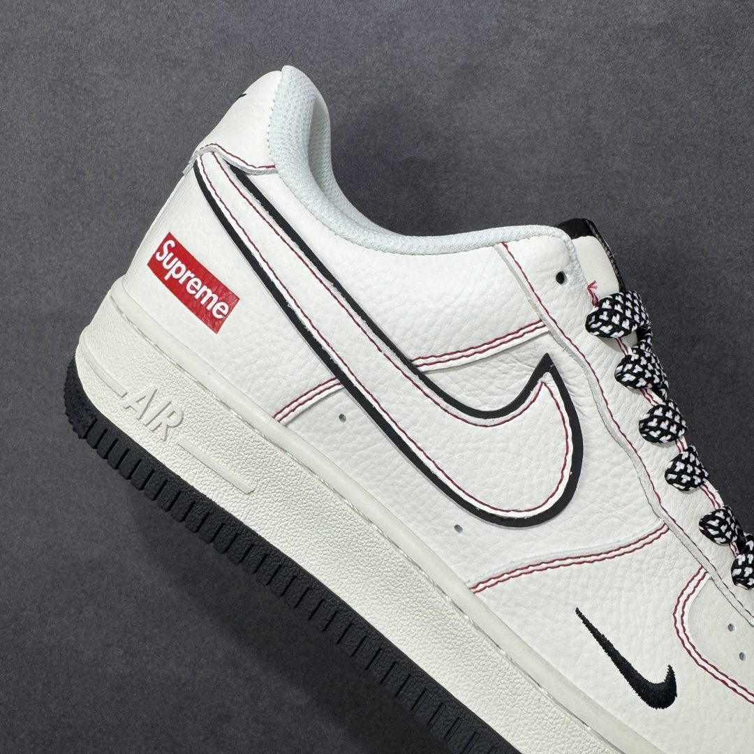 图片[6]-【定制版】Supreme联名黑白潮搭 AIR FORCE 1 这款Supreme联名款，以米白为主调，黑色双勾与大底形成利落撞色，搭配标志性Supreme红标，街头属性拉满。头层皮革鞋面质感细腻，Air气垫科技保证缓震脚感，简约黑白配色适配各种穿搭，无论是日常通勤还是滑板出街，都能让你轻松成为街头焦点。 货号：MM3399-820 尺码：36 36.5 37.5 38 38.5 39 40 40.5 41 42 42.5 43 44 44.5 45-选品中心