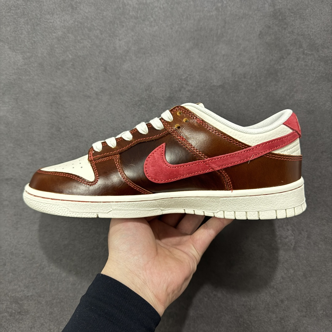 图片[2]-【定制版】Nike SB Dunk Low 马年联名 酒红棕 高端定制 低帮休闲板鞋  #定制鞋盒 大厂纯原品质出货 超高清洁度 皮料切割干净无任何毛边 细节完美 货号：DS6608-025  尺码：36 36.5 37.5 38 38.5 39 40 40.5 41 42 42.5 43 44 44.5 45-选品中心