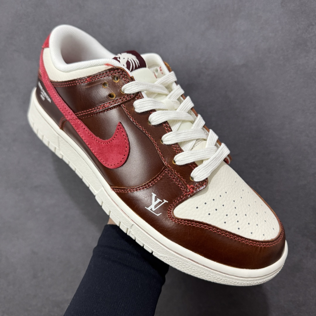 图片[3]-【定制版】Nike SB Dunk Low 马年联名 酒红棕 高端定制 低帮休闲板鞋  #定制鞋盒 大厂纯原品质出货 超高清洁度 皮料切割干净无任何毛边 细节完美 货号：DS6608-025  尺码：36 36.5 37.5 38 38.5 39 40 40.5 41 42 42.5 43 44 44.5 45-选品中心