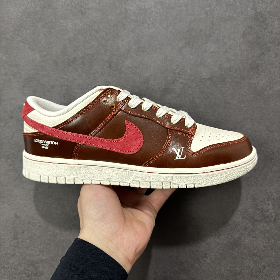 【定制版】Nike SB Dunk Low 马年联名 酒红棕 高端定制 低帮休闲板鞋 #定制鞋盒 大厂纯原品质出货 超高清洁度 皮料切割干净无任何毛边 细节完美 货号:DS6608-025 尺码:36 36.5 37.5 38 38.5 39 40 40.5 41 42 42.5 43 44 44.5 45-选品中心