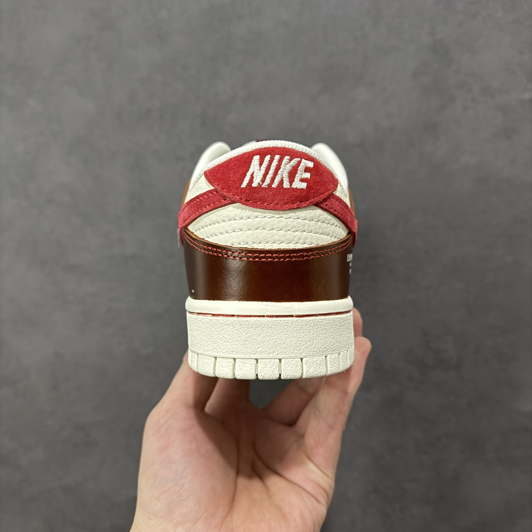 图片[4]-【定制版】Nike SB Dunk Low 马年联名 酒红棕 高端定制 低帮休闲板鞋  #定制鞋盒 大厂纯原品质出货 超高清洁度 皮料切割干净无任何毛边 细节完美 货号：DS6608-025  尺码：36 36.5 37.5 38 38.5 39 40 40.5 41 42 42.5 43 44 44.5 45-选品中心