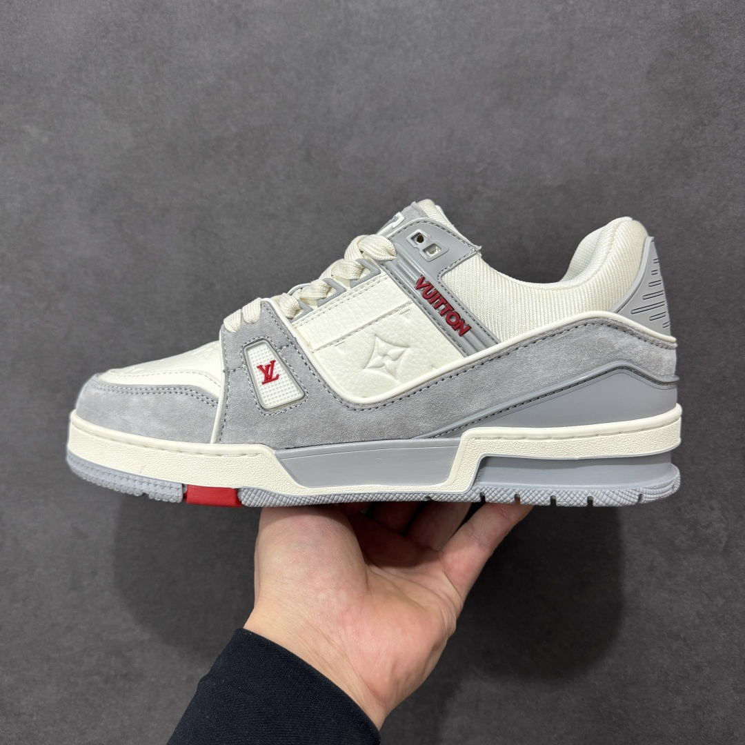 图片[2]-【纯原版】中国红礼盒 Louis Vuitton Trainer 路易威登LV 低帮 马年限定 白金色 驴牌圆头字母签名皮革低邦时尚板鞋运动鞋系列 采用圆头系带设计，简约大方，清新又不失奢华感，独特造型轻松吸引众人目光。鞋面由顶级材质精心打造，质感细腻柔软，彰显卓越品质；作为男装艺术总监Virgil Abloh的挚爱作品，LV Trainer运动鞋此次取材MonogramL压纹小牛皮，搭配点缀Monograma花卉的创新注胶外底。 原楦原纸版开模，鞋型立体饱满 零毛边、零溢胶、零线头瑕疵 细节与原版一致 区分市面通货 多层叠片＋电脑针车，针距密度一致 Monogram浮雕＋3D高频压纹 多密度发泡中底：支撑回弹媲美专柜 原装橡胶大底：含胶量高、纹路深、双拼接零偏差 ZP级原装包装：专柜款鞋盒＋防尘袋＋说明书 货号：AE5U3BM161N355 尺码：36 37 38 39 40 41 42 43 44 45-选品中心