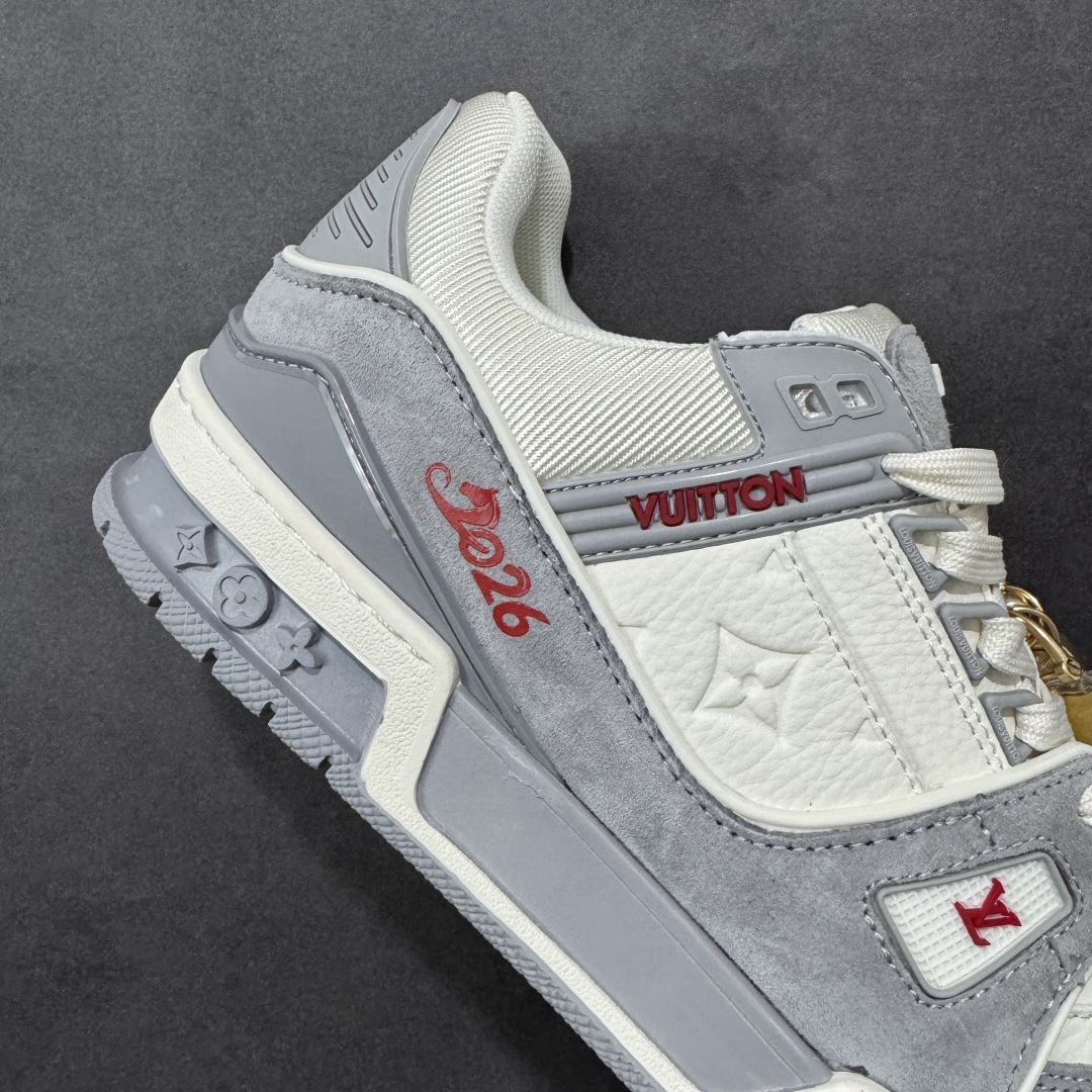 图片[6]-【纯原版】中国红礼盒 Louis Vuitton Trainer 路易威登LV 低帮 马年限定 白金色 驴牌圆头字母签名皮革低邦时尚板鞋运动鞋系列 采用圆头系带设计，简约大方，清新又不失奢华感，独特造型轻松吸引众人目光。鞋面由顶级材质精心打造，质感细腻柔软，彰显卓越品质；作为男装艺术总监Virgil Abloh的挚爱作品，LV Trainer运动鞋此次取材MonogramL压纹小牛皮，搭配点缀Monograma花卉的创新注胶外底。 原楦原纸版开模，鞋型立体饱满 零毛边、零溢胶、零线头瑕疵 细节与原版一致 区分市面通货 多层叠片＋电脑针车，针距密度一致 Monogram浮雕＋3D高频压纹 多密度发泡中底：支撑回弹媲美专柜 原装橡胶大底：含胶量高、纹路深、双拼接零偏差 ZP级原装包装：专柜款鞋盒＋防尘袋＋说明书 货号：AE5U3BM161N355 尺码：36 37 38 39 40 41 42 43 44 45-选品中心