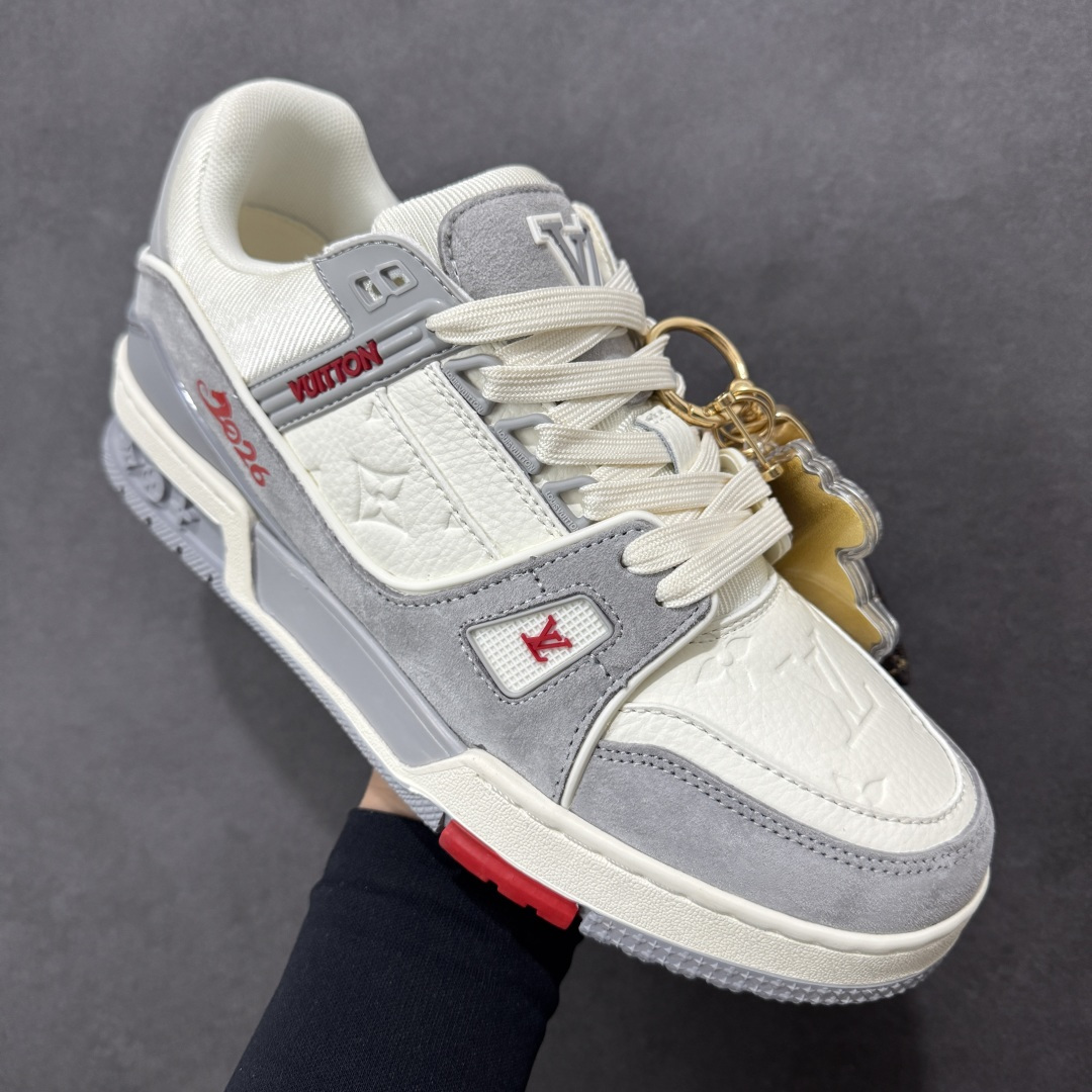 图片[3]-【纯原版】中国红礼盒 Louis Vuitton Trainer 路易威登LV 低帮 马年限定 白金色 驴牌圆头字母签名皮革低邦时尚板鞋运动鞋系列 采用圆头系带设计，简约大方，清新又不失奢华感，独特造型轻松吸引众人目光。鞋面由顶级材质精心打造，质感细腻柔软，彰显卓越品质；作为男装艺术总监Virgil Abloh的挚爱作品，LV Trainer运动鞋此次取材MonogramL压纹小牛皮，搭配点缀Monograma花卉的创新注胶外底。 原楦原纸版开模，鞋型立体饱满 零毛边、零溢胶、零线头瑕疵 细节与原版一致 区分市面通货 多层叠片＋电脑针车，针距密度一致 Monogram浮雕＋3D高频压纹 多密度发泡中底：支撑回弹媲美专柜 原装橡胶大底：含胶量高、纹路深、双拼接零偏差 ZP级原装包装：专柜款鞋盒＋防尘袋＋说明书 货号：AE5U3BM161N355 尺码：36 37 38 39 40 41 42 43 44 45-选品中心