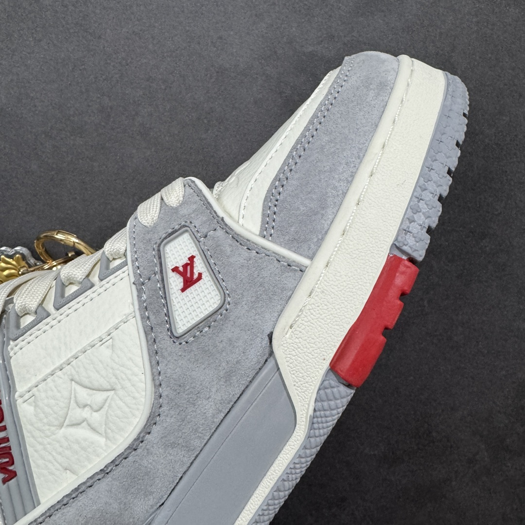 图片[5]-【纯原版】中国红礼盒 Louis Vuitton Trainer 路易威登LV 低帮 马年限定 白金色 驴牌圆头字母签名皮革低邦时尚板鞋运动鞋系列 采用圆头系带设计，简约大方，清新又不失奢华感，独特造型轻松吸引众人目光。鞋面由顶级材质精心打造，质感细腻柔软，彰显卓越品质；作为男装艺术总监Virgil Abloh的挚爱作品，LV Trainer运动鞋此次取材MonogramL压纹小牛皮，搭配点缀Monograma花卉的创新注胶外底。 原楦原纸版开模，鞋型立体饱满 零毛边、零溢胶、零线头瑕疵 细节与原版一致 区分市面通货 多层叠片＋电脑针车，针距密度一致 Monogram浮雕＋3D高频压纹 多密度发泡中底：支撑回弹媲美专柜 原装橡胶大底：含胶量高、纹路深、双拼接零偏差 ZP级原装包装：专柜款鞋盒＋防尘袋＋说明书 货号：AE5U3BM161N355 尺码：36 37 38 39 40 41 42 43 44 45-选品中心
