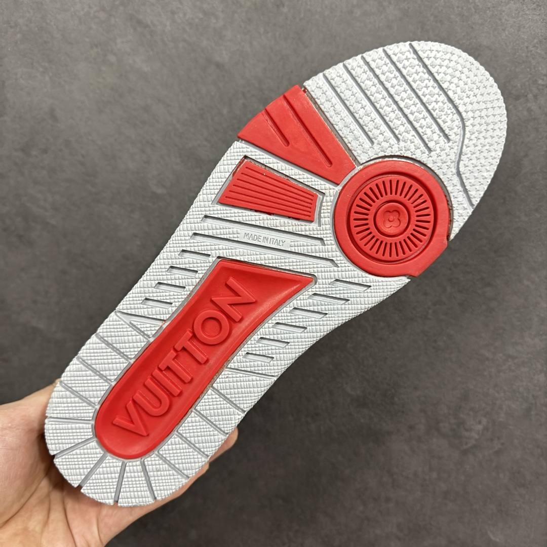 图片[9]-【纯原版】中国红礼盒 Louis Vuitton Trainer 路易威登LV 低帮 马年限定 白金色 驴牌圆头字母签名皮革低邦时尚板鞋运动鞋系列 采用圆头系带设计，简约大方，清新又不失奢华感，独特造型轻松吸引众人目光。鞋面由顶级材质精心打造，质感细腻柔软，彰显卓越品质；作为男装艺术总监Virgil Abloh的挚爱作品，LV Trainer运动鞋此次取材MonogramL压纹小牛皮，搭配点缀Monograma花卉的创新注胶外底。 原楦原纸版开模，鞋型立体饱满 零毛边、零溢胶、零线头瑕疵 细节与原版一致 区分市面通货 多层叠片＋电脑针车，针距密度一致 Monogram浮雕＋3D高频压纹 多密度发泡中底：支撑回弹媲美专柜 原装橡胶大底：含胶量高、纹路深、双拼接零偏差 ZP级原装包装：专柜款鞋盒＋防尘袋＋说明书 货号：AE5U3BM161N355 尺码：36 37 38 39 40 41 42 43 44 45-选品中心
