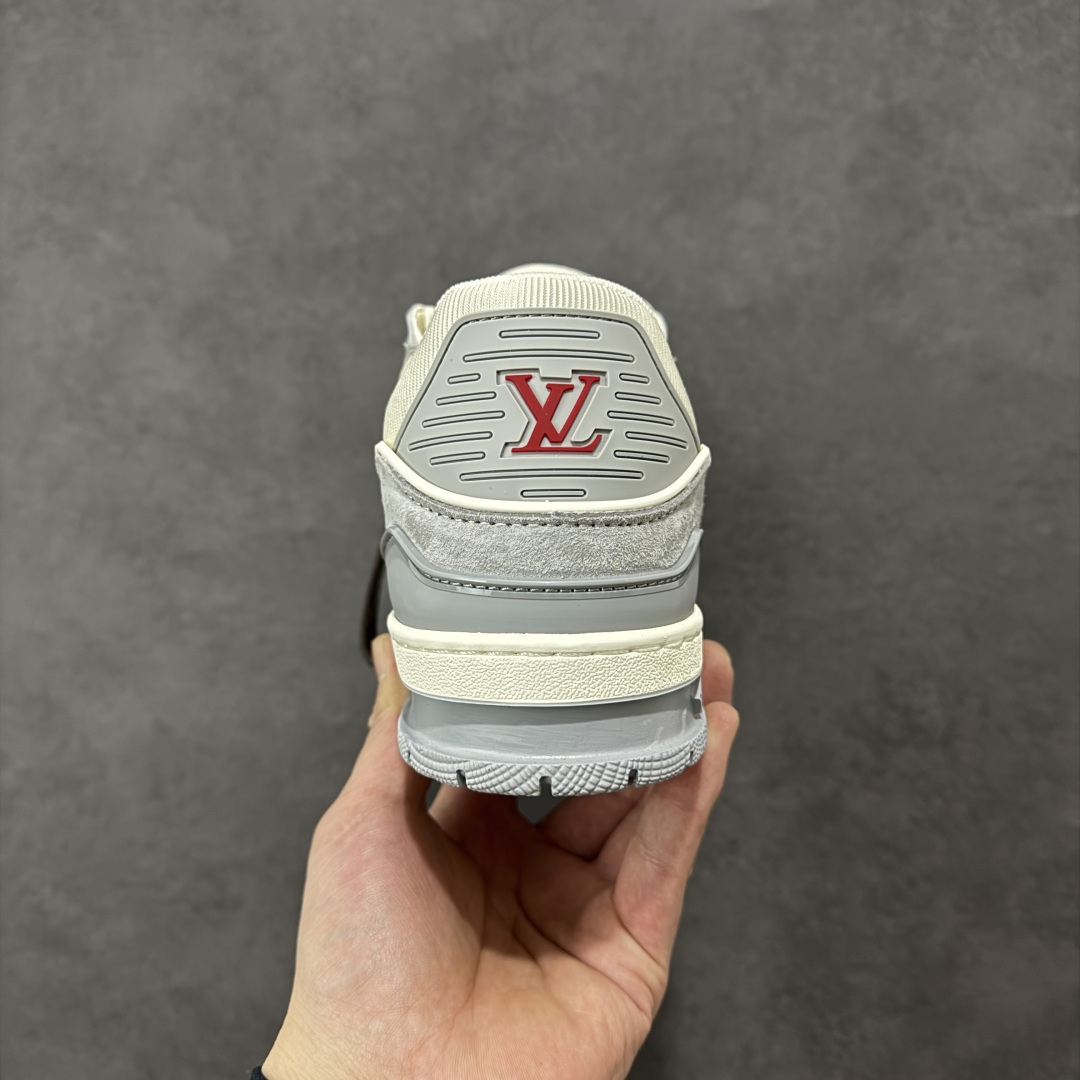 图片[4]-【纯原版】中国红礼盒 Louis Vuitton Trainer 路易威登LV 低帮 马年限定 白金色 驴牌圆头字母签名皮革低邦时尚板鞋运动鞋系列 采用圆头系带设计，简约大方，清新又不失奢华感，独特造型轻松吸引众人目光。鞋面由顶级材质精心打造，质感细腻柔软，彰显卓越品质；作为男装艺术总监Virgil Abloh的挚爱作品，LV Trainer运动鞋此次取材MonogramL压纹小牛皮，搭配点缀Monograma花卉的创新注胶外底。 原楦原纸版开模，鞋型立体饱满 零毛边、零溢胶、零线头瑕疵 细节与原版一致 区分市面通货 多层叠片＋电脑针车，针距密度一致 Monogram浮雕＋3D高频压纹 多密度发泡中底：支撑回弹媲美专柜 原装橡胶大底：含胶量高、纹路深、双拼接零偏差 ZP级原装包装：专柜款鞋盒＋防尘袋＋说明书 货号：AE5U3BM161N355 尺码：36 37 38 39 40 41 42 43 44 45-选品中心