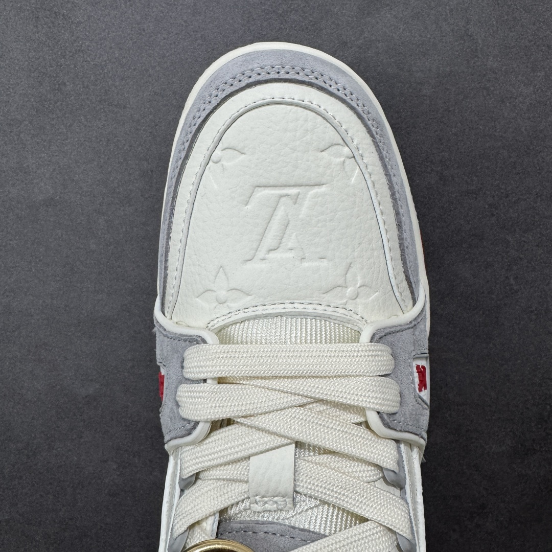 图片[8]-【纯原版】中国红礼盒 Louis Vuitton Trainer 路易威登LV 低帮 马年限定 白金色 驴牌圆头字母签名皮革低邦时尚板鞋运动鞋系列 采用圆头系带设计，简约大方，清新又不失奢华感，独特造型轻松吸引众人目光。鞋面由顶级材质精心打造，质感细腻柔软，彰显卓越品质；作为男装艺术总监Virgil Abloh的挚爱作品，LV Trainer运动鞋此次取材MonogramL压纹小牛皮，搭配点缀Monograma花卉的创新注胶外底。 原楦原纸版开模，鞋型立体饱满 零毛边、零溢胶、零线头瑕疵 细节与原版一致 区分市面通货 多层叠片＋电脑针车，针距密度一致 Monogram浮雕＋3D高频压纹 多密度发泡中底：支撑回弹媲美专柜 原装橡胶大底：含胶量高、纹路深、双拼接零偏差 ZP级原装包装：专柜款鞋盒＋防尘袋＋说明书 货号：AE5U3BM161N355 尺码：36 37 38 39 40 41 42 43 44 45-选品中心