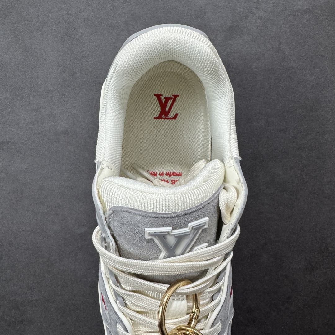 图片[7]-【纯原版】中国红礼盒 Louis Vuitton Trainer 路易威登LV 低帮 马年限定 白金色 驴牌圆头字母签名皮革低邦时尚板鞋运动鞋系列 采用圆头系带设计，简约大方，清新又不失奢华感，独特造型轻松吸引众人目光。鞋面由顶级材质精心打造，质感细腻柔软，彰显卓越品质；作为男装艺术总监Virgil Abloh的挚爱作品，LV Trainer运动鞋此次取材MonogramL压纹小牛皮，搭配点缀Monograma花卉的创新注胶外底。 原楦原纸版开模，鞋型立体饱满 零毛边、零溢胶、零线头瑕疵 细节与原版一致 区分市面通货 多层叠片＋电脑针车，针距密度一致 Monogram浮雕＋3D高频压纹 多密度发泡中底：支撑回弹媲美专柜 原装橡胶大底：含胶量高、纹路深、双拼接零偏差 ZP级原装包装：专柜款鞋盒＋防尘袋＋说明书 货号：AE5U3BM161N355 尺码：36 37 38 39 40 41 42 43 44 45-选品中心
