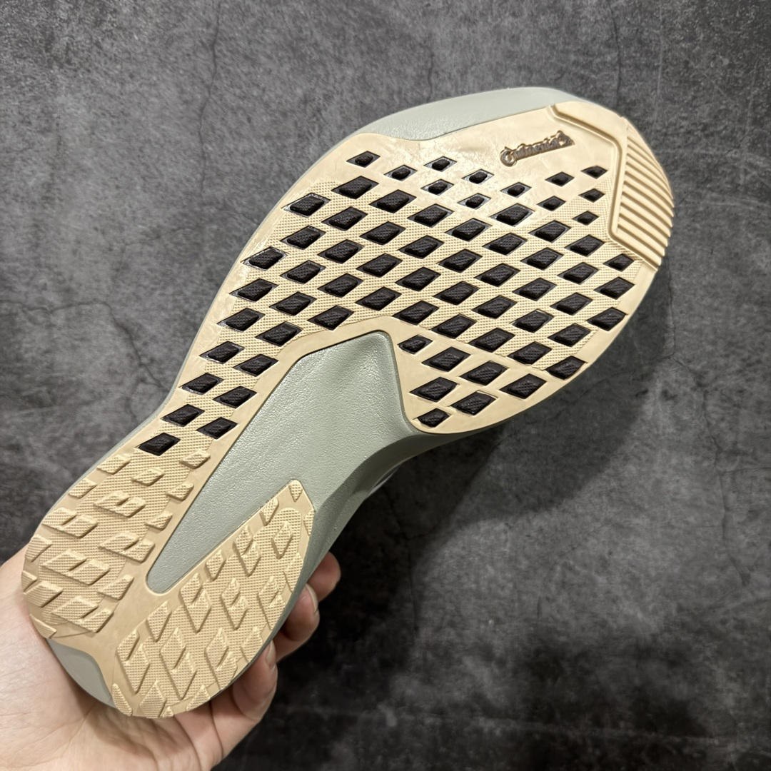 图片[9]-【TD版本】adidas Adizero Evo SL ATR 舒适百搭耐磨透气 低帮 马拉松训练竞速跑步鞋 男女款 Adizero Evo SL ATR跑步鞋是阿迪达斯推出的一款备受瞩目的户外超轻跑鞋。这款鞋以其超轻量化设计脱颖而出，成为跑者的理想选择，尤其适合竞速训练和日常训练。搭载了Lightstrike Pro技术的中底纤维泡棉，这一技术通过采用更轻盈、更富弹性的泡棉材质，为跑者提供了出色的缓震和回弹效果，让每一步都充满力量且轻松顺畅。无论是在长距离的慢跑还是高强度的冲刺跑中，都能感受到明显的缓震效果。外底采用Continental马牌橡胶，搭配1.5毫米鞋钉，结合独特的纹路设计，可在湿滑、泥泞等多种户外地形上提供可靠的抓地力，确保跑步安全稳定。Adizero Evo SL ATR的鞋面采用格子布梭织网眼布，兼具透气性和耐用性，能快速排出鞋内湿气，保持脚部干爽。同时，鞋头部位增加防泼水处理，可抵御轻度雨水或潮湿环境。鞋底的设计注重了耐磨性和抓地力的平衡。厚实的马牌橡胶大底不仅提供了稳定的支撑，还确保了在各种地面上的出色抓地效果。Adizero Evo SL ATR适合各种训练和日常穿着。无论是有氧慢跑、节奏跑还是速度训练，这款鞋都能提供令人满意的性能支撑。 货号：KK2715 尺码：36-45（36 36⅔ 37⅓ 38 38⅔ 39⅓ 40 40⅔ 41⅓ 42 42⅔ 43⅓ 44 44⅔ 45⅓）-选品中心