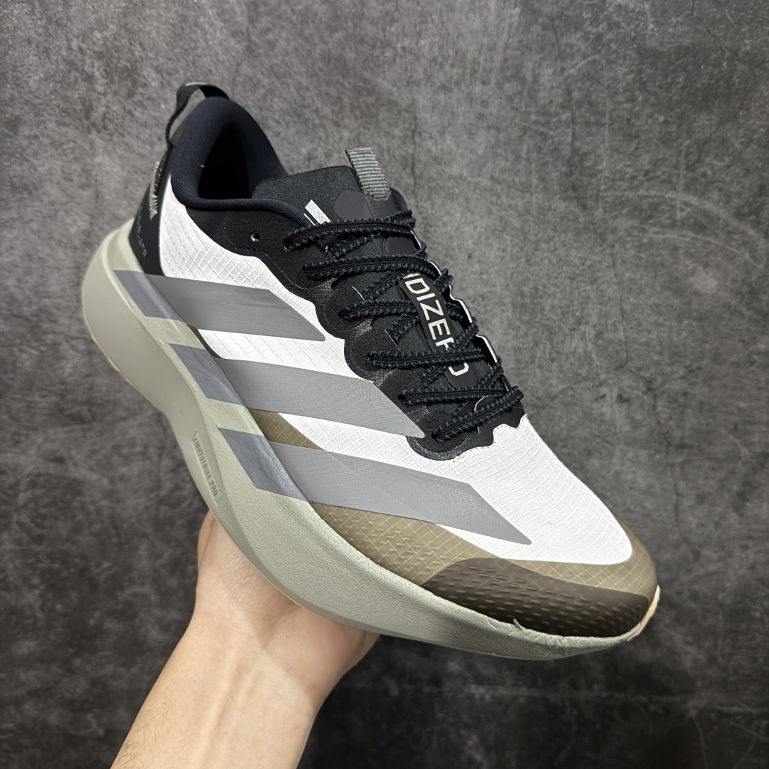 图片[3]-【TD版本】adidas Adizero Evo SL ATR 舒适百搭耐磨透气 低帮 马拉松训练竞速跑步鞋 男女款 Adizero Evo SL ATR跑步鞋是阿迪达斯推出的一款备受瞩目的户外超轻跑鞋。这款鞋以其超轻量化设计脱颖而出，成为跑者的理想选择，尤其适合竞速训练和日常训练。搭载了Lightstrike Pro技术的中底纤维泡棉，这一技术通过采用更轻盈、更富弹性的泡棉材质，为跑者提供了出色的缓震和回弹效果，让每一步都充满力量且轻松顺畅。无论是在长距离的慢跑还是高强度的冲刺跑中，都能感受到明显的缓震效果。外底采用Continental马牌橡胶，搭配1.5毫米鞋钉，结合独特的纹路设计，可在湿滑、泥泞等多种户外地形上提供可靠的抓地力，确保跑步安全稳定。Adizero Evo SL ATR的鞋面采用格子布梭织网眼布，兼具透气性和耐用性，能快速排出鞋内湿气，保持脚部干爽。同时，鞋头部位增加防泼水处理，可抵御轻度雨水或潮湿环境。鞋底的设计注重了耐磨性和抓地力的平衡。厚实的马牌橡胶大底不仅提供了稳定的支撑，还确保了在各种地面上的出色抓地效果。Adizero Evo SL ATR适合各种训练和日常穿着。无论是有氧慢跑、节奏跑还是速度训练，这款鞋都能提供令人满意的性能支撑。 货号：KK2715 尺码：36-45（36 36⅔ 37⅓ 38 38⅔ 39⅓ 40 40⅔ 41⅓ 42 42⅔ 43⅓ 44 44⅔ 45⅓）-选品中心
