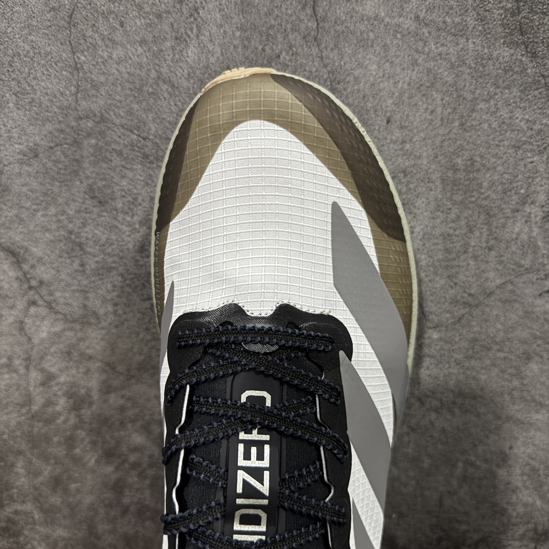 图片[5]-【TD版本】adidas Adizero Evo SL ATR 舒适百搭耐磨透气 低帮 马拉松训练竞速跑步鞋 男女款 Adizero Evo SL ATR跑步鞋是阿迪达斯推出的一款备受瞩目的户外超轻跑鞋。这款鞋以其超轻量化设计脱颖而出，成为跑者的理想选择，尤其适合竞速训练和日常训练。搭载了Lightstrike Pro技术的中底纤维泡棉，这一技术通过采用更轻盈、更富弹性的泡棉材质，为跑者提供了出色的缓震和回弹效果，让每一步都充满力量且轻松顺畅。无论是在长距离的慢跑还是高强度的冲刺跑中，都能感受到明显的缓震效果。外底采用Continental马牌橡胶，搭配1.5毫米鞋钉，结合独特的纹路设计，可在湿滑、泥泞等多种户外地形上提供可靠的抓地力，确保跑步安全稳定。Adizero Evo SL ATR的鞋面采用格子布梭织网眼布，兼具透气性和耐用性，能快速排出鞋内湿气，保持脚部干爽。同时，鞋头部位增加防泼水处理，可抵御轻度雨水或潮湿环境。鞋底的设计注重了耐磨性和抓地力的平衡。厚实的马牌橡胶大底不仅提供了稳定的支撑，还确保了在各种地面上的出色抓地效果。Adizero Evo SL ATR适合各种训练和日常穿着。无论是有氧慢跑、节奏跑还是速度训练，这款鞋都能提供令人满意的性能支撑。 货号：KK2715 尺码：36-45（36 36⅔ 37⅓ 38 38⅔ 39⅓ 40 40⅔ 41⅓ 42 42⅔ 43⅓ 44 44⅔ 45⅓）-选品中心