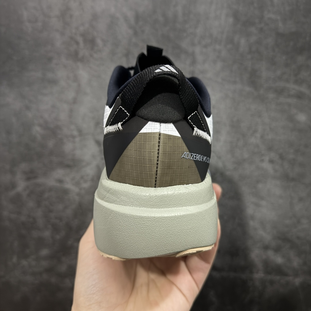 图片[4]-【TD版本】adidas Adizero Evo SL ATR 舒适百搭耐磨透气 低帮 马拉松训练竞速跑步鞋 男女款 Adizero Evo SL ATR跑步鞋是阿迪达斯推出的一款备受瞩目的户外超轻跑鞋。这款鞋以其超轻量化设计脱颖而出，成为跑者的理想选择，尤其适合竞速训练和日常训练。搭载了Lightstrike Pro技术的中底纤维泡棉，这一技术通过采用更轻盈、更富弹性的泡棉材质，为跑者提供了出色的缓震和回弹效果，让每一步都充满力量且轻松顺畅。无论是在长距离的慢跑还是高强度的冲刺跑中，都能感受到明显的缓震效果。外底采用Continental马牌橡胶，搭配1.5毫米鞋钉，结合独特的纹路设计，可在湿滑、泥泞等多种户外地形上提供可靠的抓地力，确保跑步安全稳定。Adizero Evo SL ATR的鞋面采用格子布梭织网眼布，兼具透气性和耐用性，能快速排出鞋内湿气，保持脚部干爽。同时，鞋头部位增加防泼水处理，可抵御轻度雨水或潮湿环境。鞋底的设计注重了耐磨性和抓地力的平衡。厚实的马牌橡胶大底不仅提供了稳定的支撑，还确保了在各种地面上的出色抓地效果。Adizero Evo SL ATR适合各种训练和日常穿着。无论是有氧慢跑、节奏跑还是速度训练，这款鞋都能提供令人满意的性能支撑。 货号：KK2715 尺码：36-45（36 36⅔ 37⅓ 38 38⅔ 39⅓ 40 40⅔ 41⅓ 42 42⅔ 43⅓ 44 44⅔ 45⅓）-选品中心