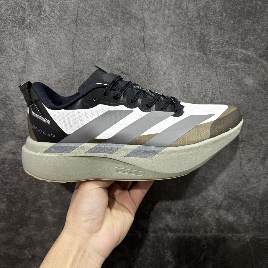 【TD版本】adidas Adizero Evo SL ATR 舒适百搭耐磨透气 低帮 马拉松训练竞速跑步鞋 男女款 Adizero Evo SL ATR跑步鞋是阿迪达斯推出的一款备受瞩目的户外超轻跑鞋。这款鞋以其超轻量化设计脱颖而出,成为跑者的理想选择,尤其适合竞速训练和日常训练。搭载了Lightstrike Pro技术的中底纤维泡棉,这一技术通过采用更轻盈、更富弹性的泡棉材质,为跑者提供了出色的缓震和回弹效果,让每一步都充满力量且轻松顺畅。无论是在长距离的慢跑还是高强度的冲刺跑中,都能感受到明显的缓震效果。外底采用Continental马牌橡胶,搭配1.5毫米鞋钉,结合独特的纹路设计,可在湿滑、泥泞等多种户外地形上提供可靠的抓地力,确保跑步安全稳定。Adizero Evo SL ATR的鞋面采用格子布梭织网眼布,兼具透气性和耐用性,能快速排出鞋内湿气,保持脚部干爽。同时,鞋头部位增加防泼水处理,可抵御轻度雨水或潮湿环境。鞋底的设计注重了耐磨性和抓地力的平衡。厚实的马牌橡胶大底不仅提供了稳定的支撑,还确保了在各种地面上的出色抓地效果。Adizero Evo SL ATR适合各种训练和日常穿着。无论是有氧慢跑、节奏跑还是速度训练,这款鞋都能提供令人满意的性能支撑。 货号:KK2715 尺码:36-45(36 36⅔ 37⅓ 38 38⅔ 39⅓ 40 40⅔ 41⅓ 42 42⅔ 43⅓ 44 44⅔ 45⅓)-选品中心