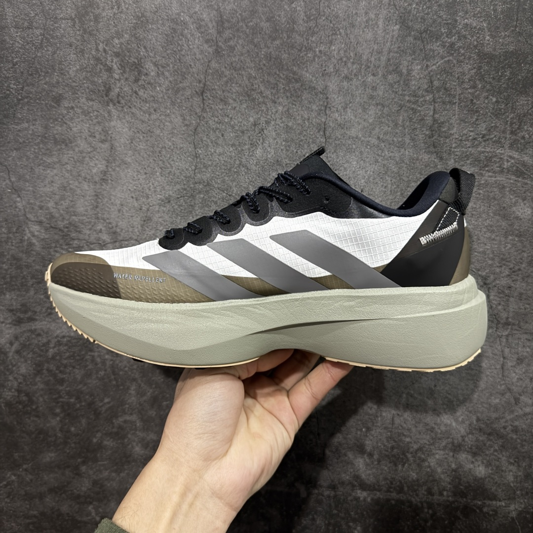图片[2]-【TD版本】adidas Adizero Evo SL ATR 舒适百搭耐磨透气 低帮 马拉松训练竞速跑步鞋 男女款 Adizero Evo SL ATR跑步鞋是阿迪达斯推出的一款备受瞩目的户外超轻跑鞋。这款鞋以其超轻量化设计脱颖而出，成为跑者的理想选择，尤其适合竞速训练和日常训练。搭载了Lightstrike Pro技术的中底纤维泡棉，这一技术通过采用更轻盈、更富弹性的泡棉材质，为跑者提供了出色的缓震和回弹效果，让每一步都充满力量且轻松顺畅。无论是在长距离的慢跑还是高强度的冲刺跑中，都能感受到明显的缓震效果。外底采用Continental马牌橡胶，搭配1.5毫米鞋钉，结合独特的纹路设计，可在湿滑、泥泞等多种户外地形上提供可靠的抓地力，确保跑步安全稳定。Adizero Evo SL ATR的鞋面采用格子布梭织网眼布，兼具透气性和耐用性，能快速排出鞋内湿气，保持脚部干爽。同时，鞋头部位增加防泼水处理，可抵御轻度雨水或潮湿环境。鞋底的设计注重了耐磨性和抓地力的平衡。厚实的马牌橡胶大底不仅提供了稳定的支撑，还确保了在各种地面上的出色抓地效果。Adizero Evo SL ATR适合各种训练和日常穿着。无论是有氧慢跑、节奏跑还是速度训练，这款鞋都能提供令人满意的性能支撑。 货号：KK2715 尺码：36-45（36 36⅔ 37⅓ 38 38⅔ 39⅓ 40 40⅔ 41⅓ 42 42⅔ 43⅓ 44 44⅔ 45⅓）-选品中心