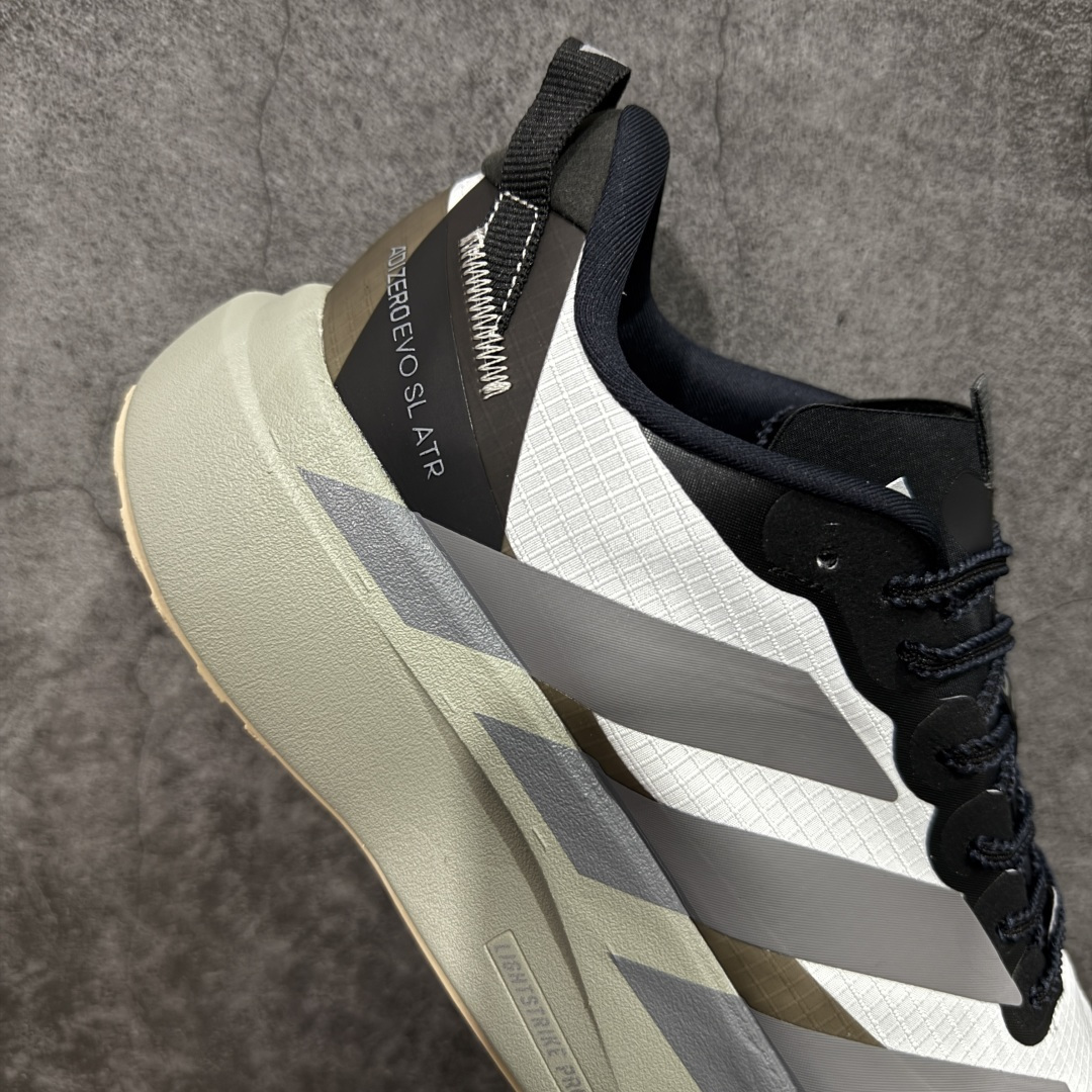 图片[7]-【TD版本】adidas Adizero Evo SL ATR 舒适百搭耐磨透气 低帮 马拉松训练竞速跑步鞋 男女款 Adizero Evo SL ATR跑步鞋是阿迪达斯推出的一款备受瞩目的户外超轻跑鞋。这款鞋以其超轻量化设计脱颖而出，成为跑者的理想选择，尤其适合竞速训练和日常训练。搭载了Lightstrike Pro技术的中底纤维泡棉，这一技术通过采用更轻盈、更富弹性的泡棉材质，为跑者提供了出色的缓震和回弹效果，让每一步都充满力量且轻松顺畅。无论是在长距离的慢跑还是高强度的冲刺跑中，都能感受到明显的缓震效果。外底采用Continental马牌橡胶，搭配1.5毫米鞋钉，结合独特的纹路设计，可在湿滑、泥泞等多种户外地形上提供可靠的抓地力，确保跑步安全稳定。Adizero Evo SL ATR的鞋面采用格子布梭织网眼布，兼具透气性和耐用性，能快速排出鞋内湿气，保持脚部干爽。同时，鞋头部位增加防泼水处理，可抵御轻度雨水或潮湿环境。鞋底的设计注重了耐磨性和抓地力的平衡。厚实的马牌橡胶大底不仅提供了稳定的支撑，还确保了在各种地面上的出色抓地效果。Adizero Evo SL ATR适合各种训练和日常穿着。无论是有氧慢跑、节奏跑还是速度训练，这款鞋都能提供令人满意的性能支撑。 货号：KK2715 尺码：36-45（36 36⅔ 37⅓ 38 38⅔ 39⅓ 40 40⅔ 41⅓ 42 42⅔ 43⅓ 44 44⅔ 45⅓）-选品中心