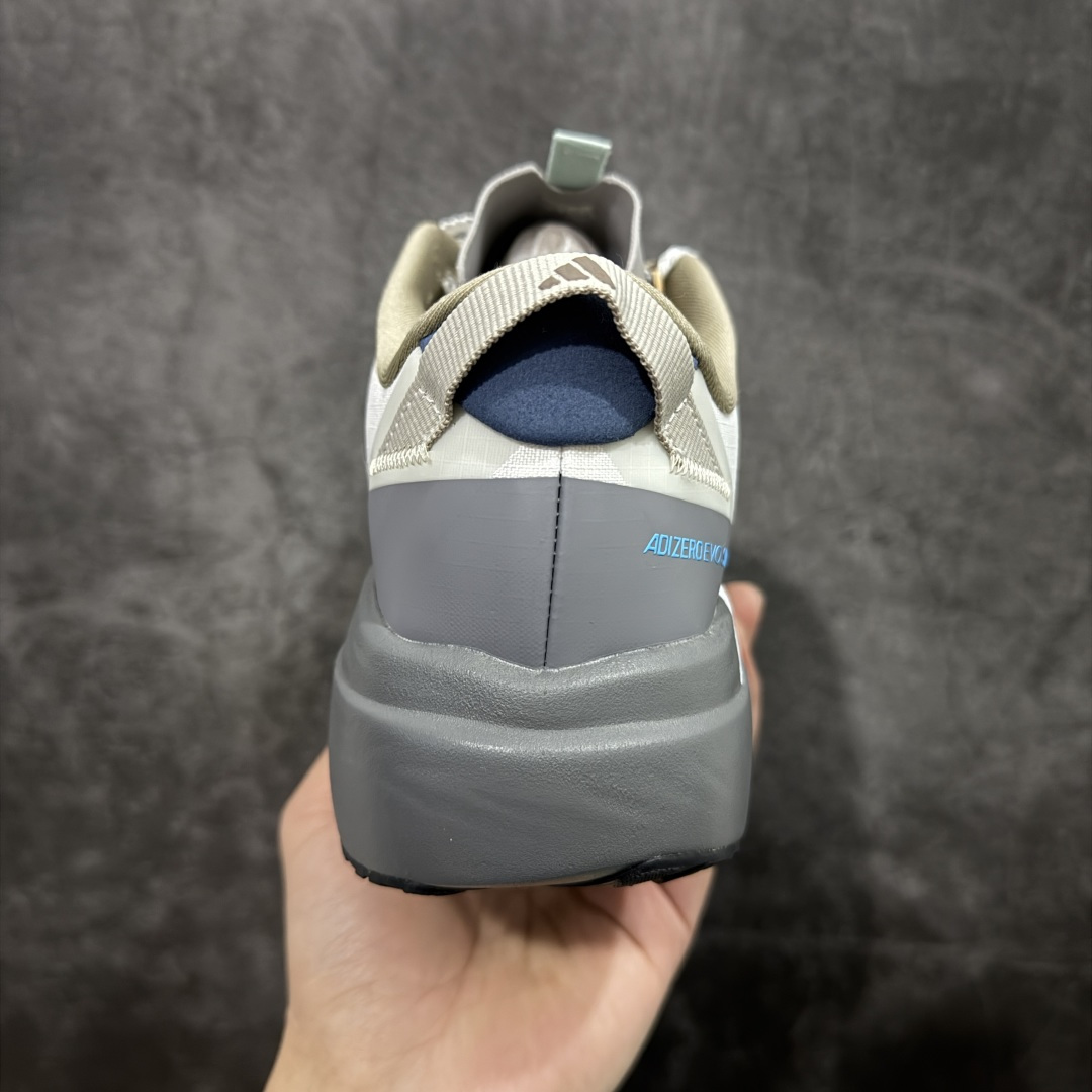 图片[4]-【TD版本】adidas Adizero Evo SL ATR 舒适百搭耐磨透气 低帮 马拉松训练竞速跑步鞋 男女款 Adizero Evo SL ATR跑步鞋是阿迪达斯推出的一款备受瞩目的户外超轻跑鞋。这款鞋以其超轻量化设计脱颖而出，成为跑者的理想选择，尤其适合竞速训练和日常训练。搭载了Lightstrike Pro技术的中底纤维泡棉，这一技术通过采用更轻盈、更富弹性的泡棉材质，为跑者提供了出色的缓震和回弹效果，让每一步都充满力量且轻松顺畅。无论是在长距离的慢跑还是高强度的冲刺跑中，都能感受到明显的缓震效果。外底采用Continental马牌橡胶，搭配1.5毫米鞋钉，结合独特的纹路设计，可在湿滑、泥泞等多种户外地形上提供可靠的抓地力，确保跑步安全稳定。Adizero Evo SL ATR的鞋面采用格子布梭织网眼布，兼具透气性和耐用性，能快速排出鞋内湿气，保持脚部干爽。同时，鞋头部位增加防泼水处理，可抵御轻度雨水或潮湿环境。鞋底的设计注重了耐磨性和抓地力的平衡。厚实的马牌橡胶大底不仅提供了稳定的支撑，还确保了在各种地面上的出色抓地效果。Adizero Evo SL ATR适合各种训练和日常穿着。无论是有氧慢跑、节奏跑还是速度训练，这款鞋都能提供令人满意的性能支撑。 货号：KK2717 尺码：36-45（36 36⅔ 37⅓ 38 38⅔ 39⅓ 40 40⅔ 41⅓ 42 42⅔ 43⅓ 44 44⅔ 45⅓）-选品中心